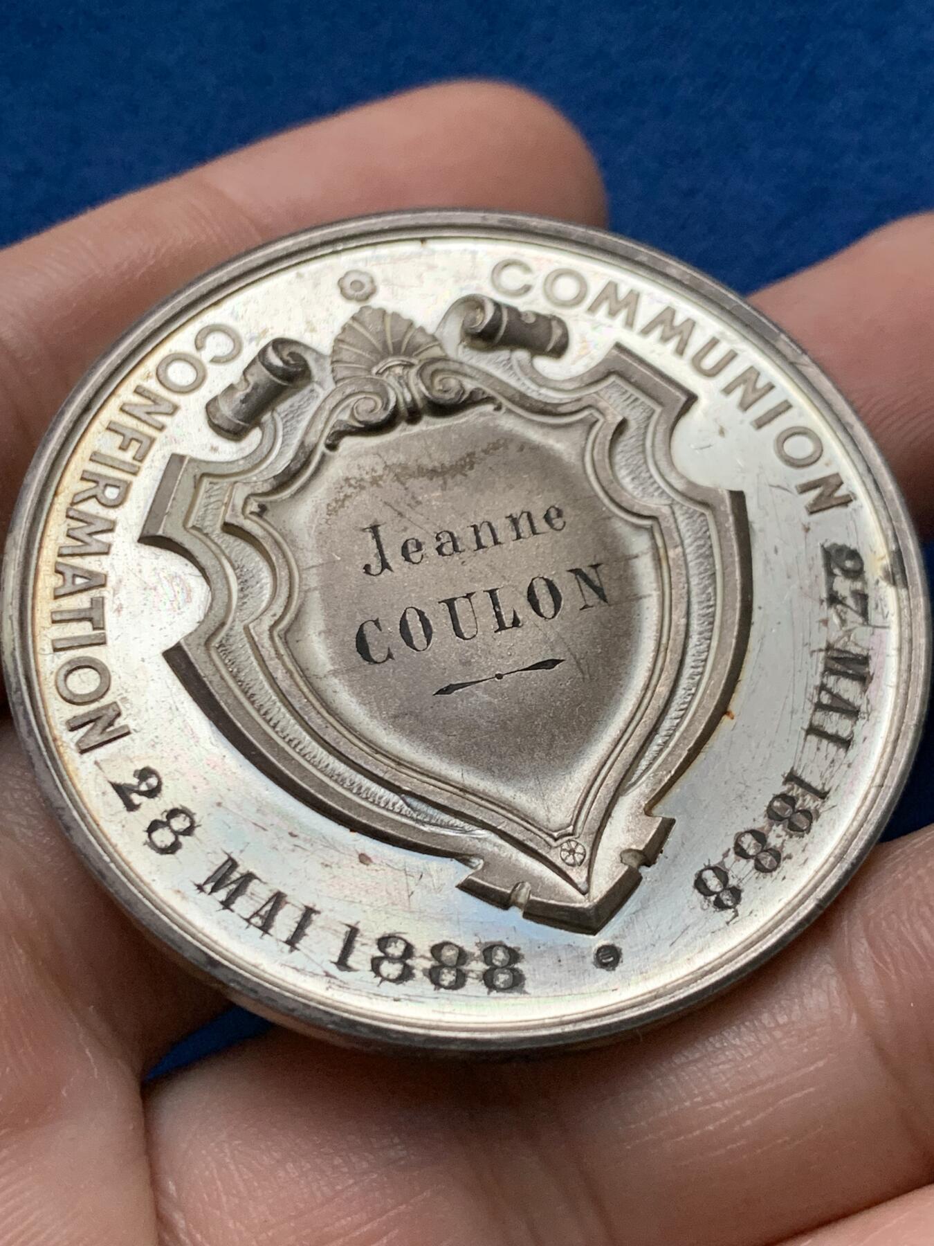 《竞宝斋》第440场 周日，周一，周二 3场连拍 （全场包邮） 法国1888年首次圣餐纪念银章，47.07g，46.1mm，丰饶角边铭