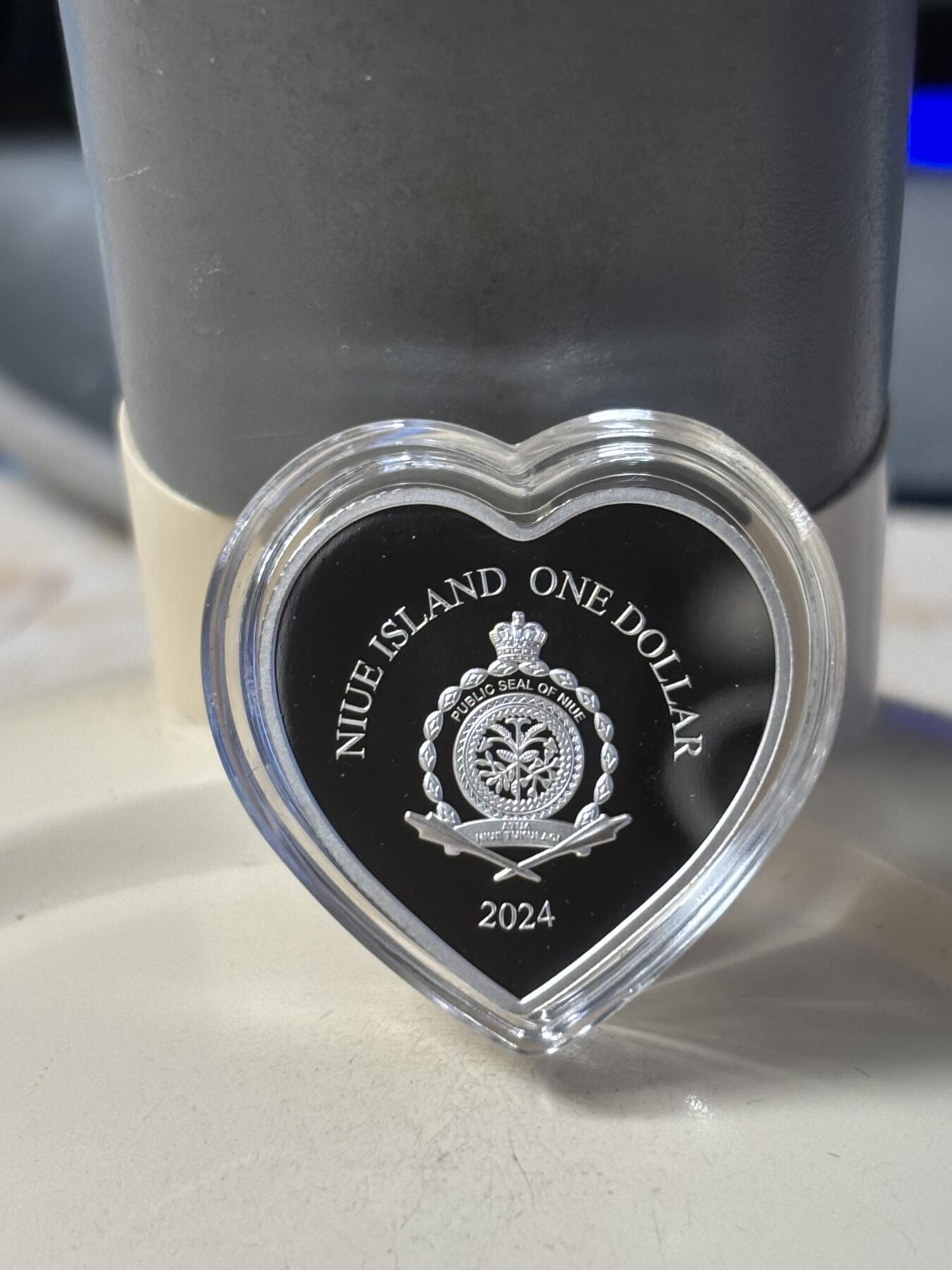 第182期拍卖 2024年纽埃1元水晶镶嵌精制银币 情人节系列-2024年情人节 10克999银 发行量：999 盒证全