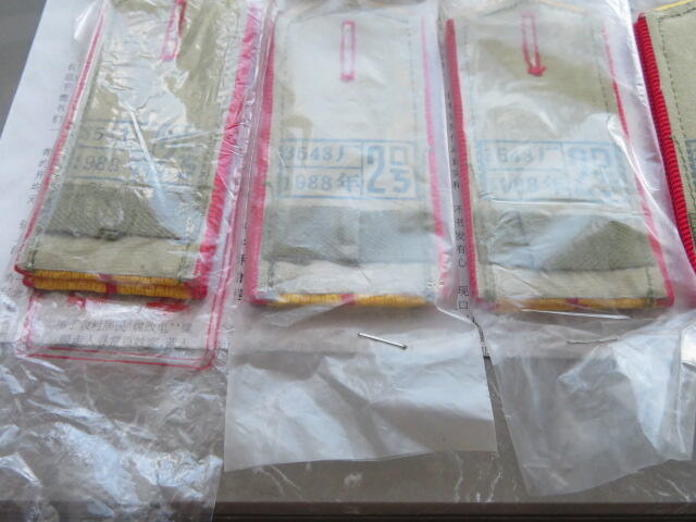 12--88年2号小号硬肩章板子8付一组（3尉4校1专武）