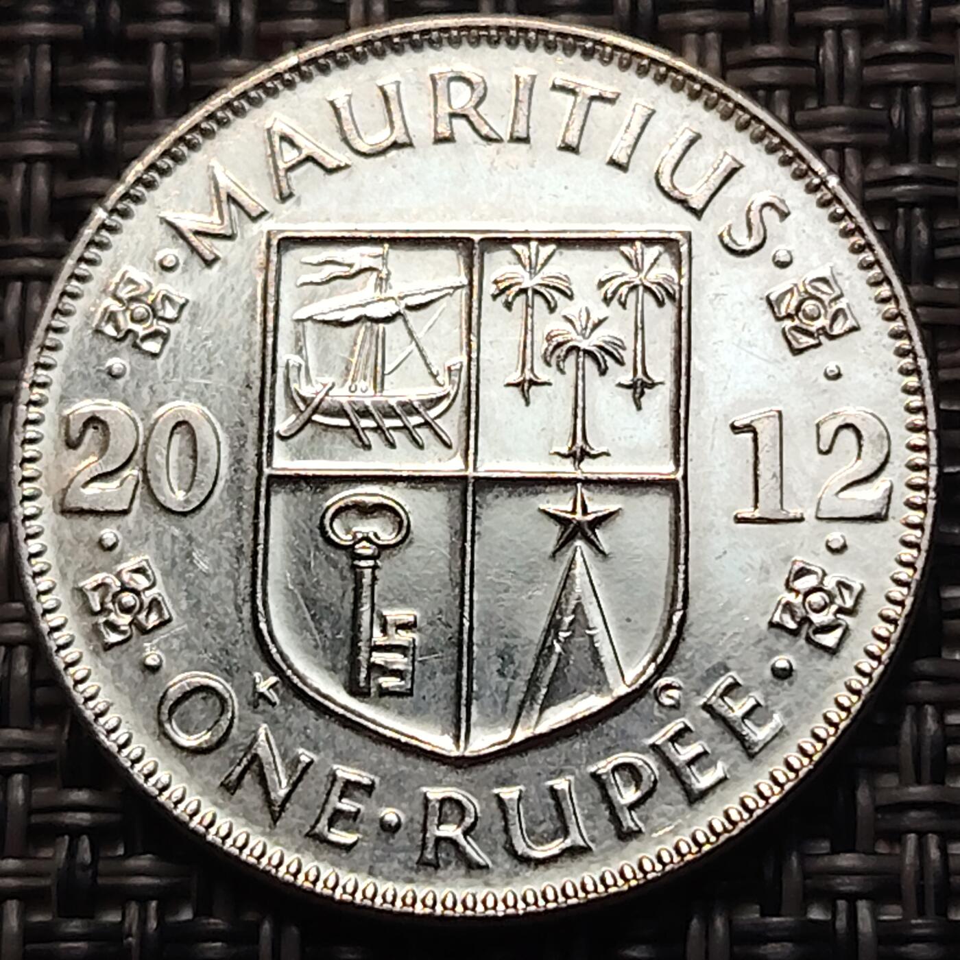 布加迪🐬～世界钱币(上海)🌾第 260 期 /  各国套币和散币 毛里求斯🇲🇺 2012年 1卢比