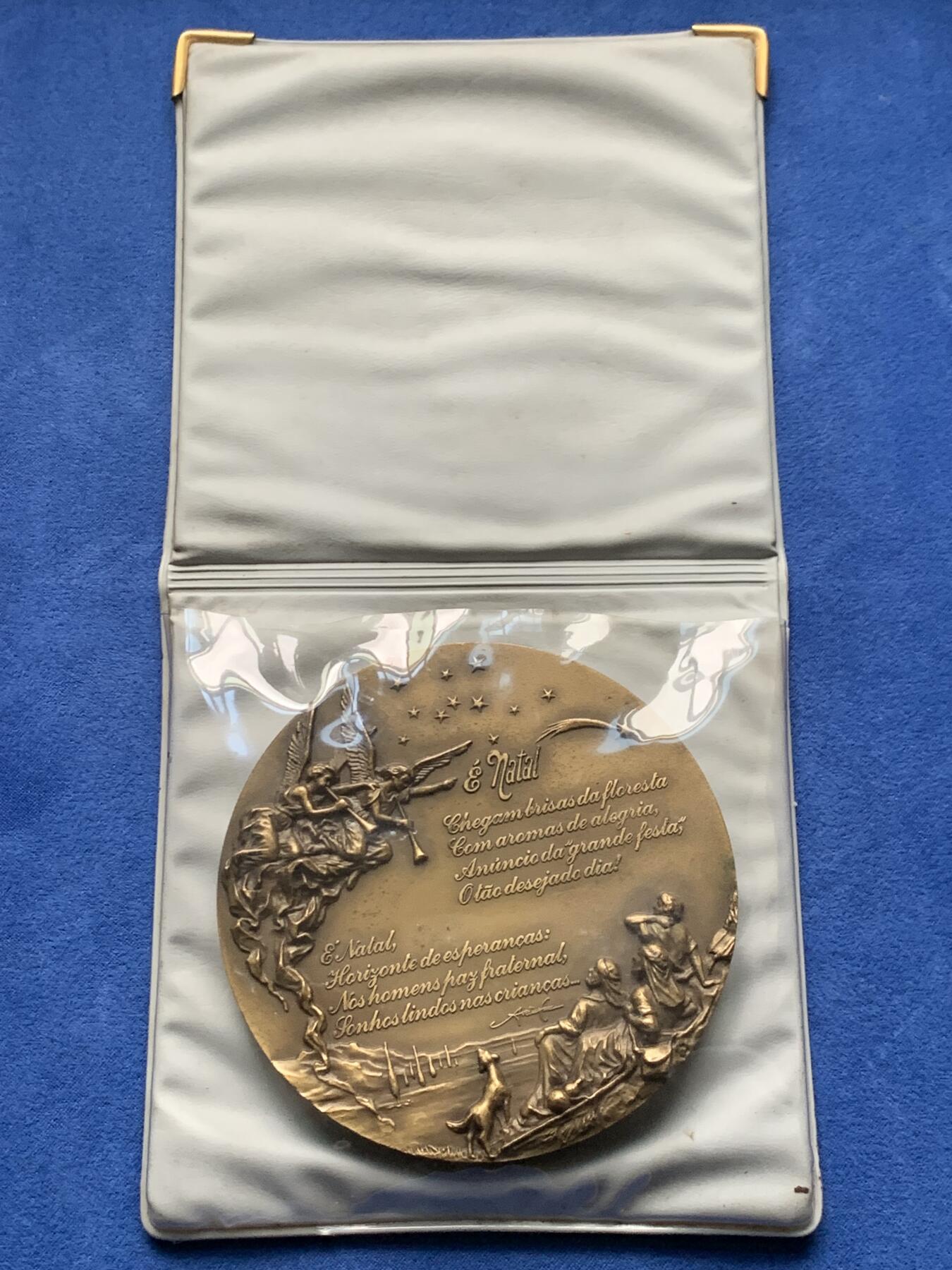 《竞宝斋》第440场 周日，周一，周二 3场连拍 （全场包邮） 法国宗教圣诞颂歌铜奖章，317.9g，90.4mm，无边铭，超高浮雕，带原包装