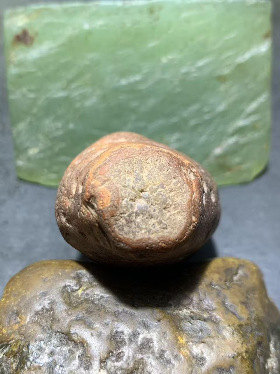 精美冰飘红皮开窗料红白南红玛瑙原石一颗，