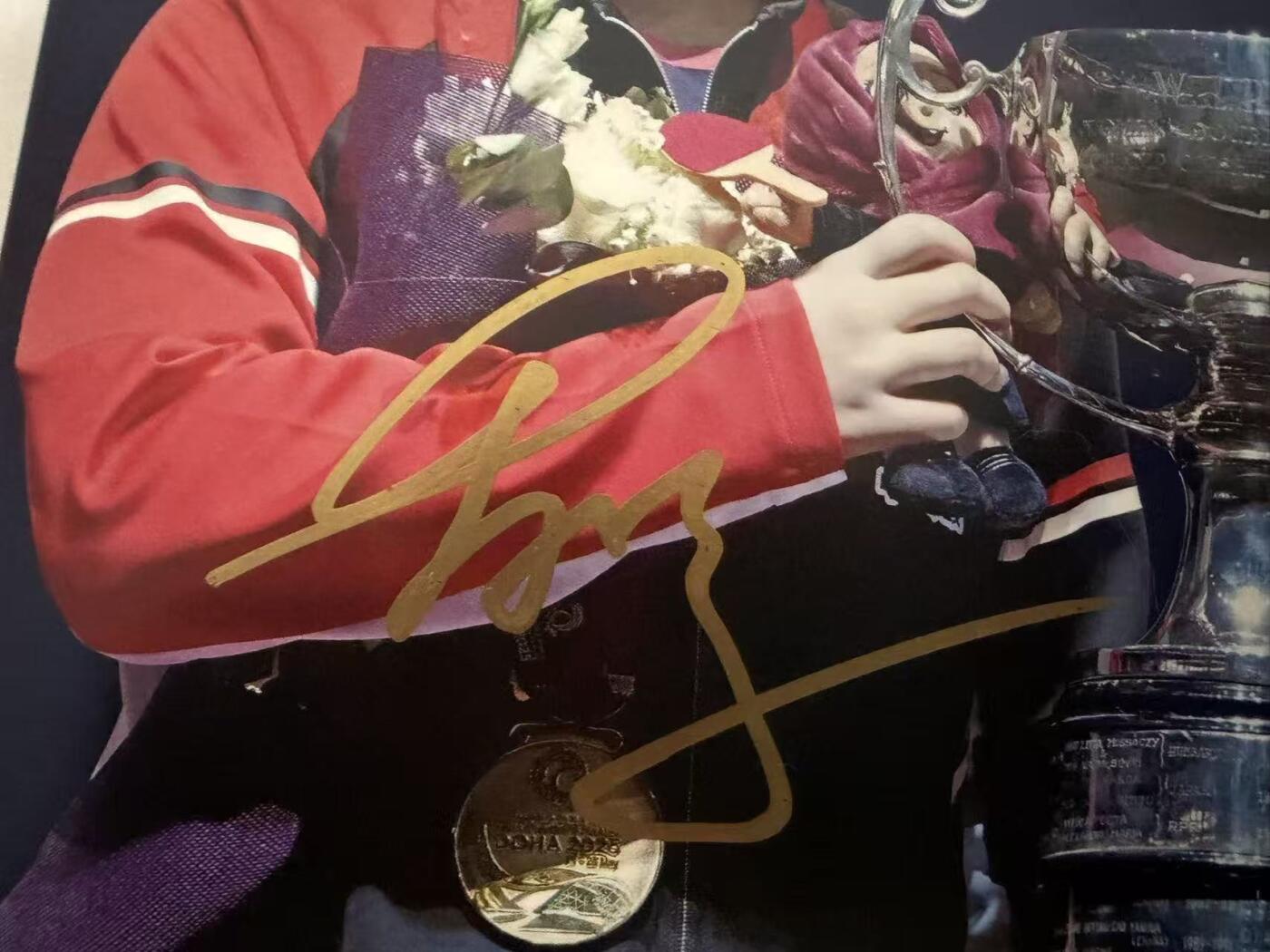 零元拍：黄金组合王曼昱蒯曼双签中国乒协官方出品《乒乓世界》纪念卡！24.5/17.5CM