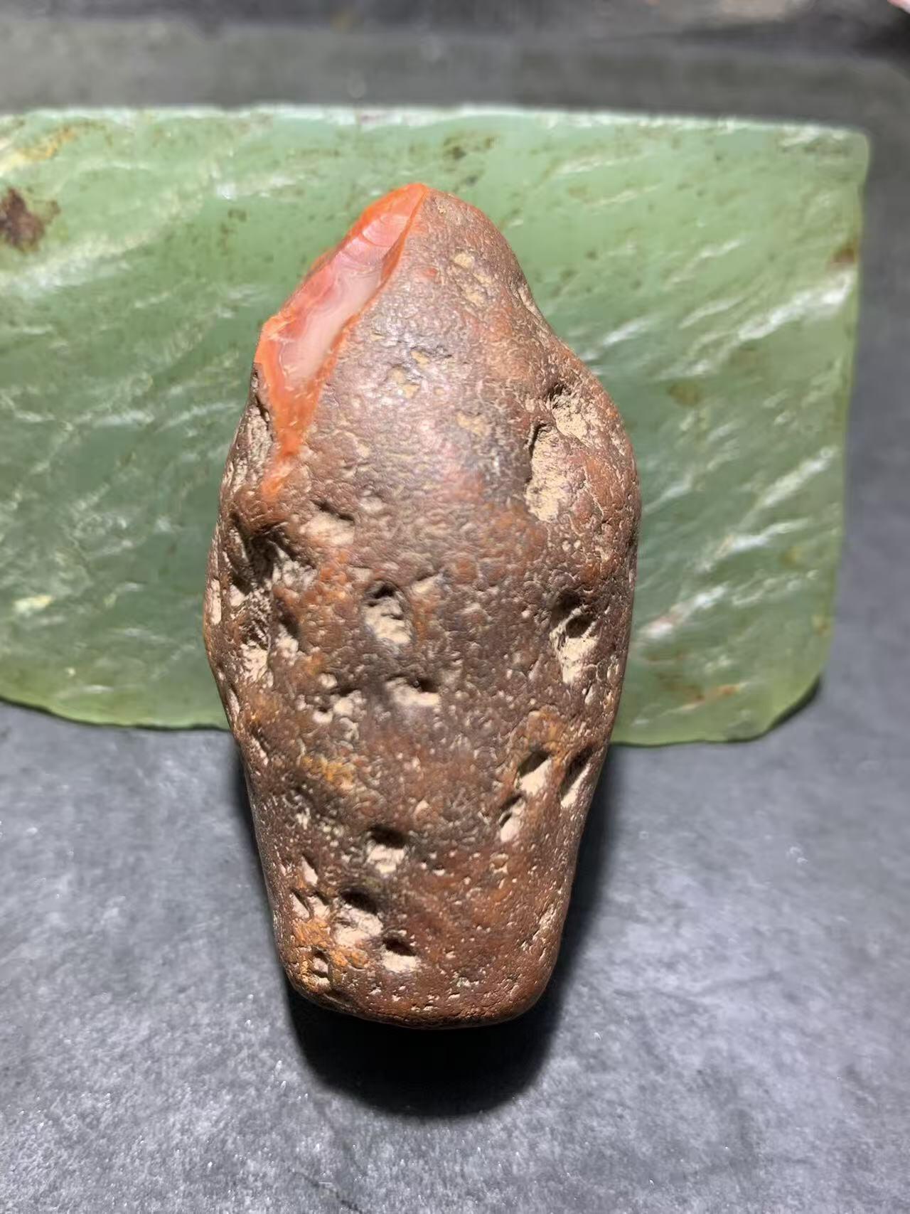 精美冰飘红皮开窗料红白南红玛瑙原石一颗，