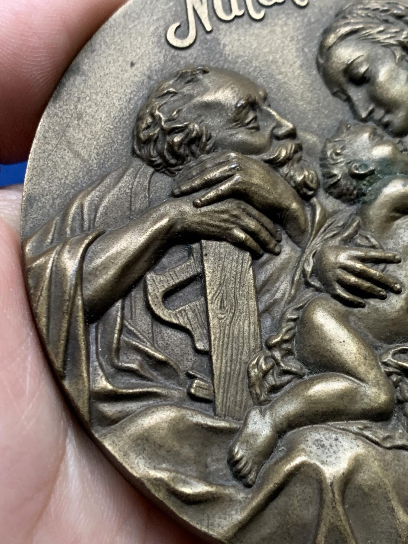 《竞宝斋》第440场 周日，周一，周二 3场连拍 （全场包邮） 法国宗教圣诞颂歌铜奖章，317.9g，90.4mm，无边铭，超高浮雕，带原包装