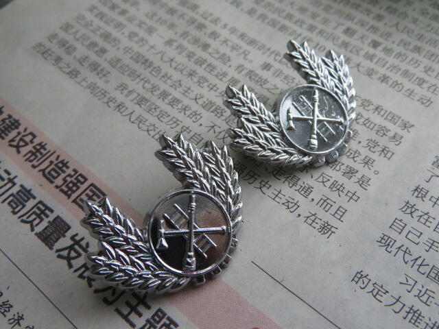 26--二手消防金属领花一对