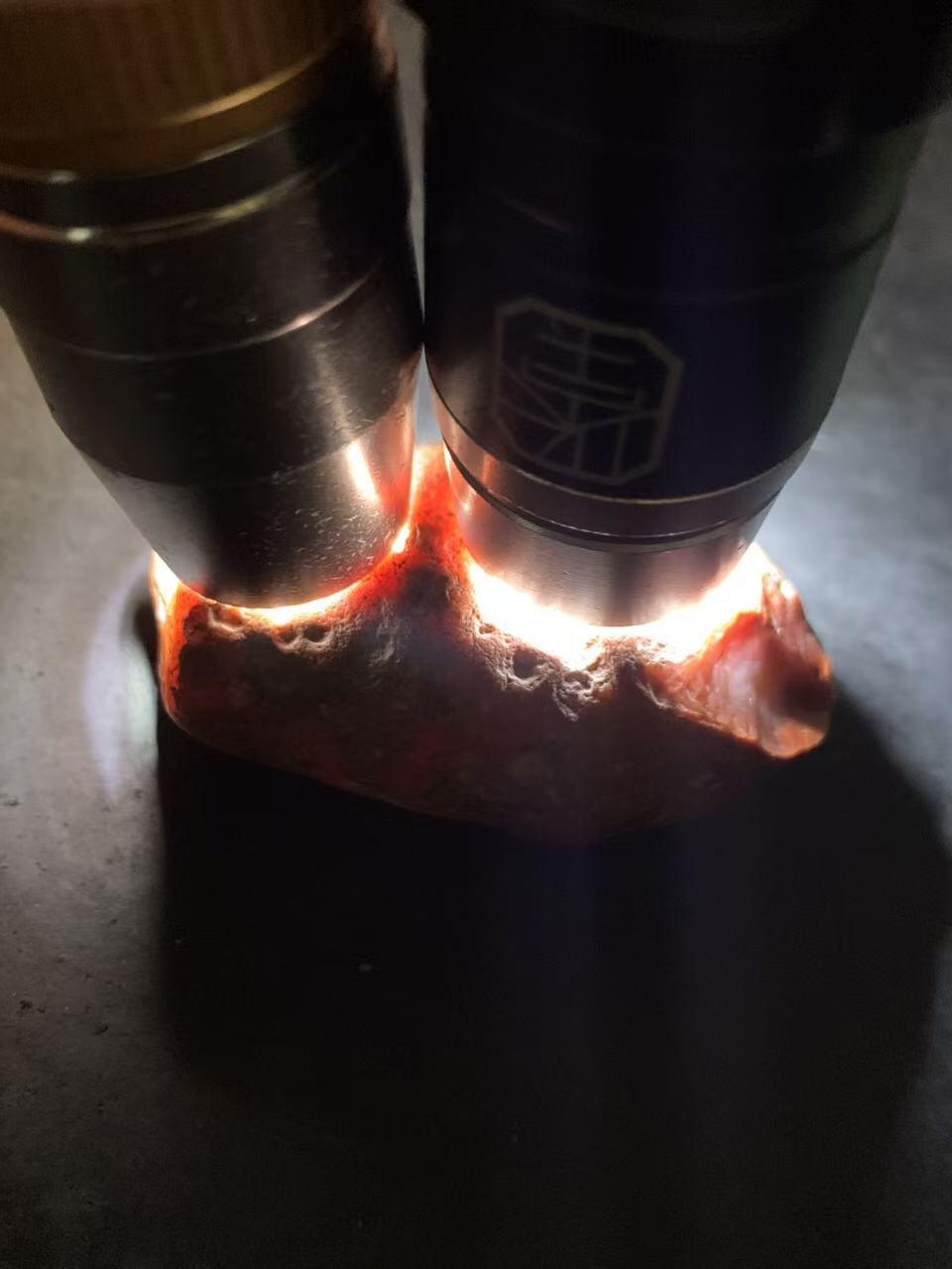 精美冰飘红皮开窗料红白南红玛瑙原石一颗，