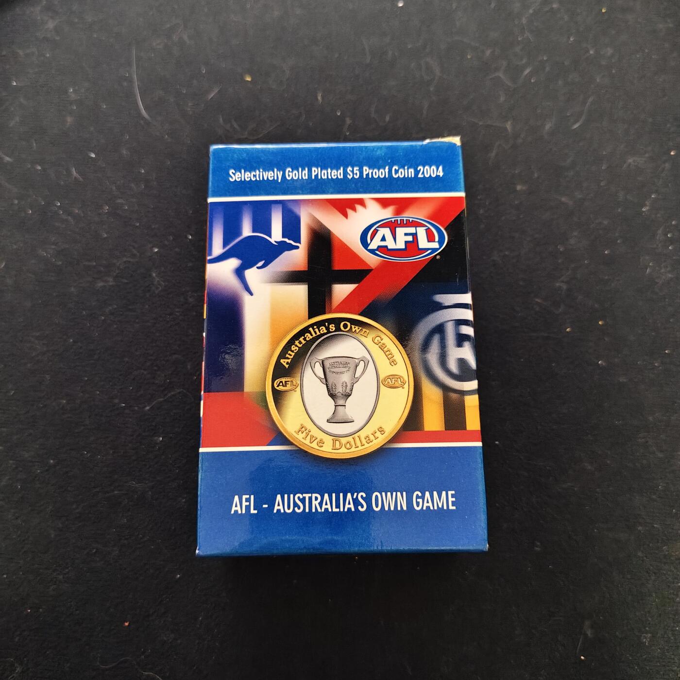 【全场包邮】纯粹捡漏拍479场（免费代拍第16场） 澳大利亚2004年5元澳式足球联盟（AFL）精制999纯金镀金纪念币-橄榄球形原盒带证书