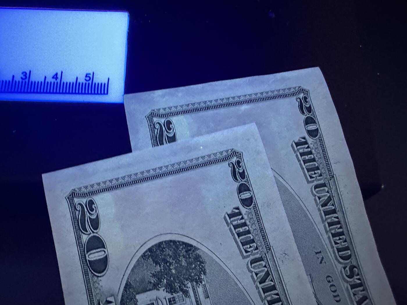 《外钞收藏家》第五百八十六期（品种丰富、精品多）（本平台长期征集拍品、欢迎藏友们联系合作） 2001年美国大头版20美元2张连号一起 全新不绝 轻微潮