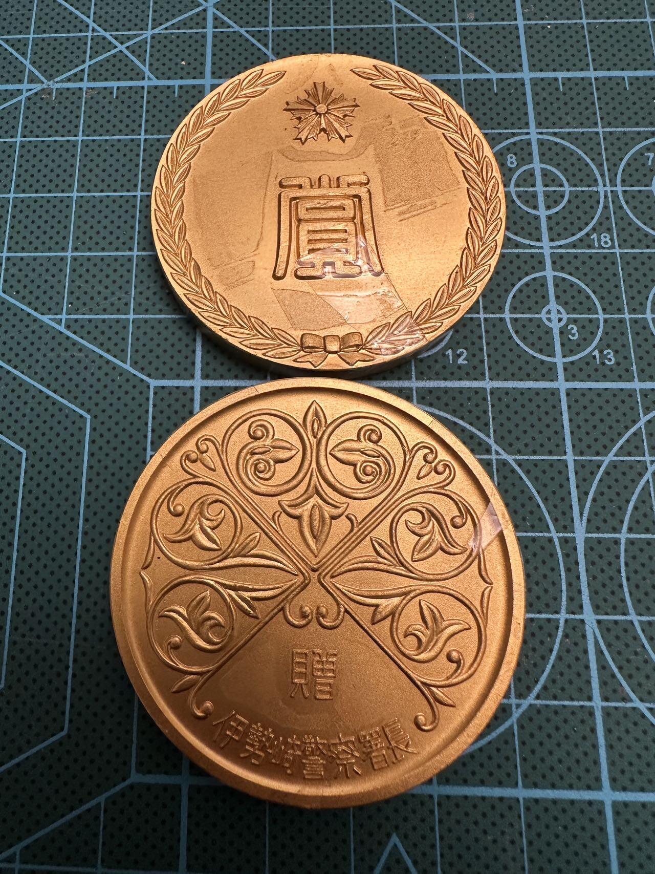 蒂克钱币-第48场日本章牌专场 日本 伊势崎警察署长 镀金章 50mm 148g