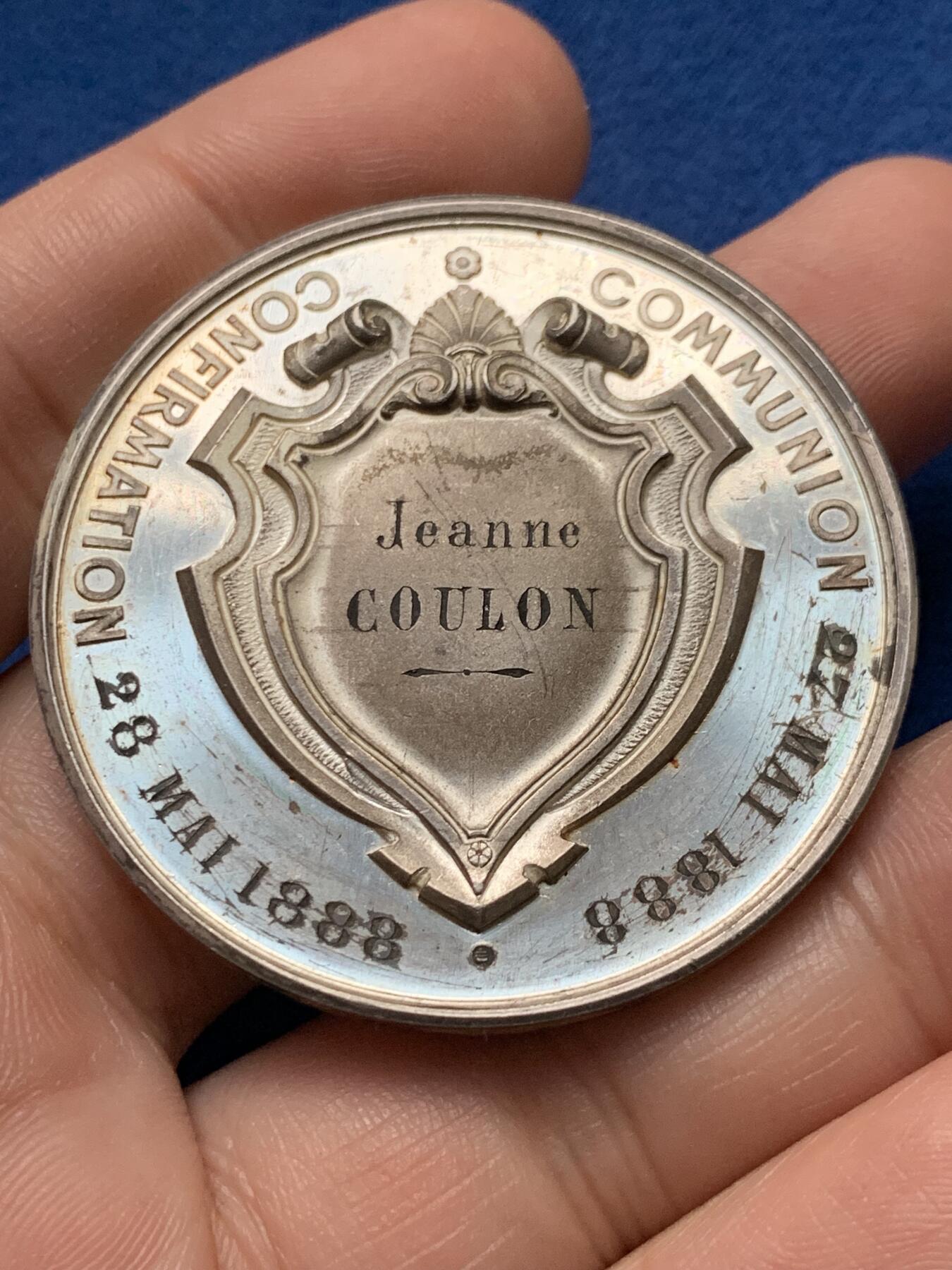 《竞宝斋》第440场 周日，周一，周二 3场连拍 （全场包邮） 法国1888年首次圣餐纪念银章，47.07g，46.1mm，丰饶角边铭