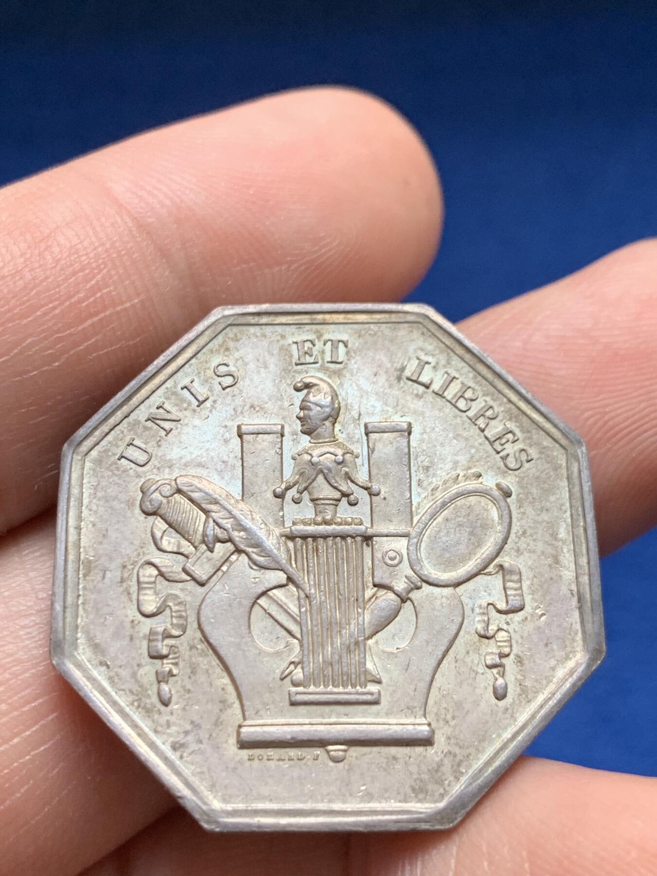 《竞宝斋》第440场 周日，周一，周二 3场连拍 （全场包邮） 1829法国戏剧作家委员会成立八角银章，30.8MM，13.35克，油灯边铭，前铭文:团结和自由