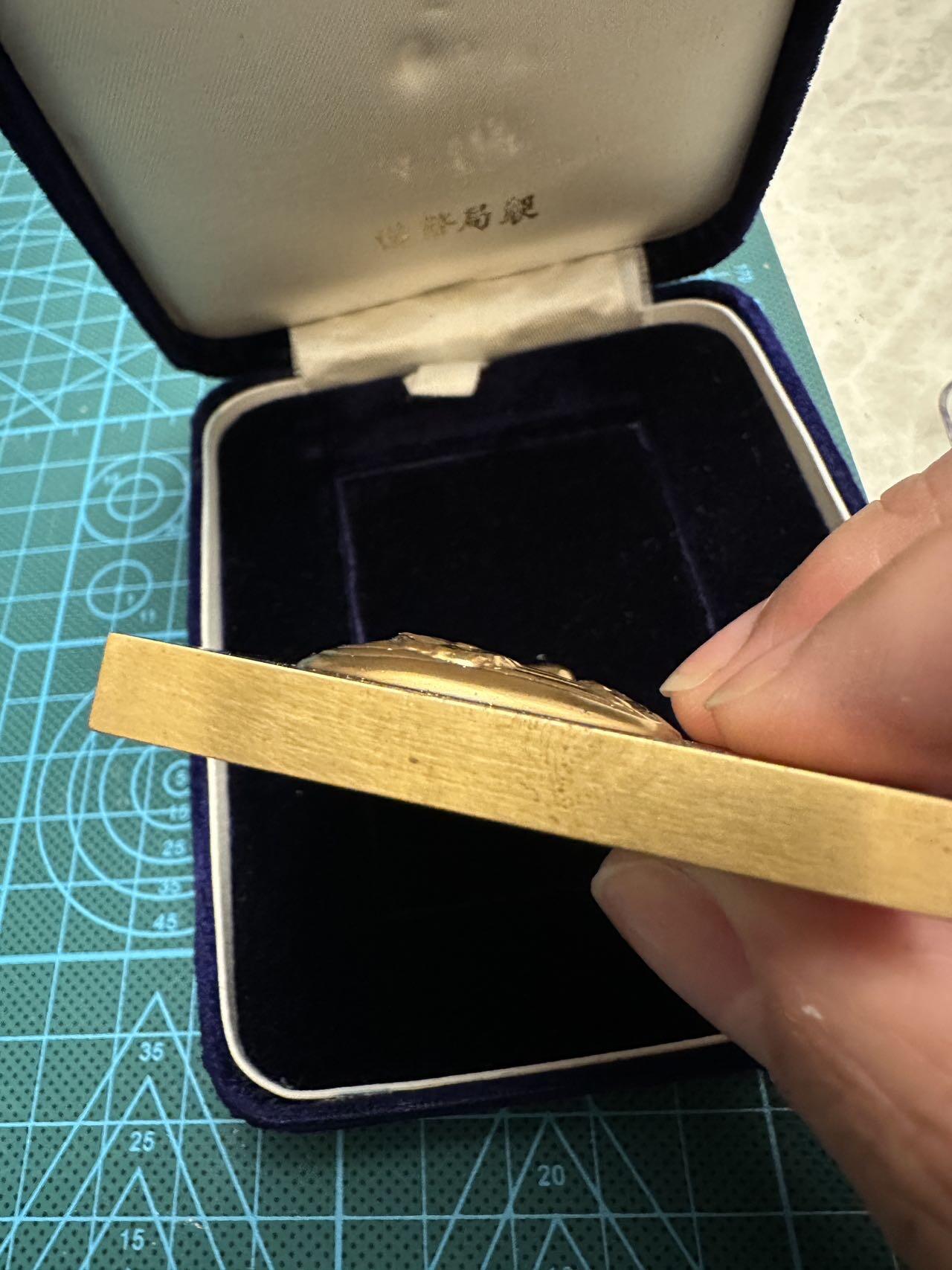 蒂克钱币-第48场日本章牌专场 日本造币局制 能面纪念黄铜章 70*50mm 213g 绒布盒