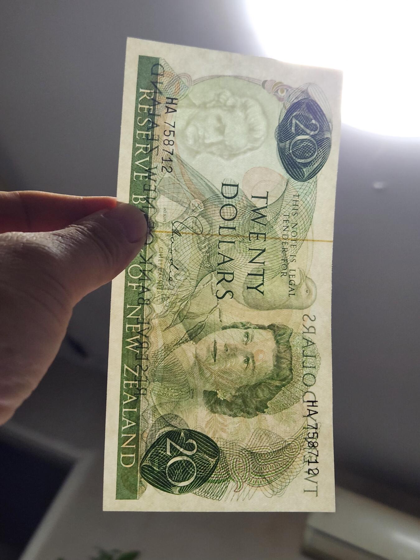 11月21号晚上8点 外国纸币自动截拍第61场 女王近新