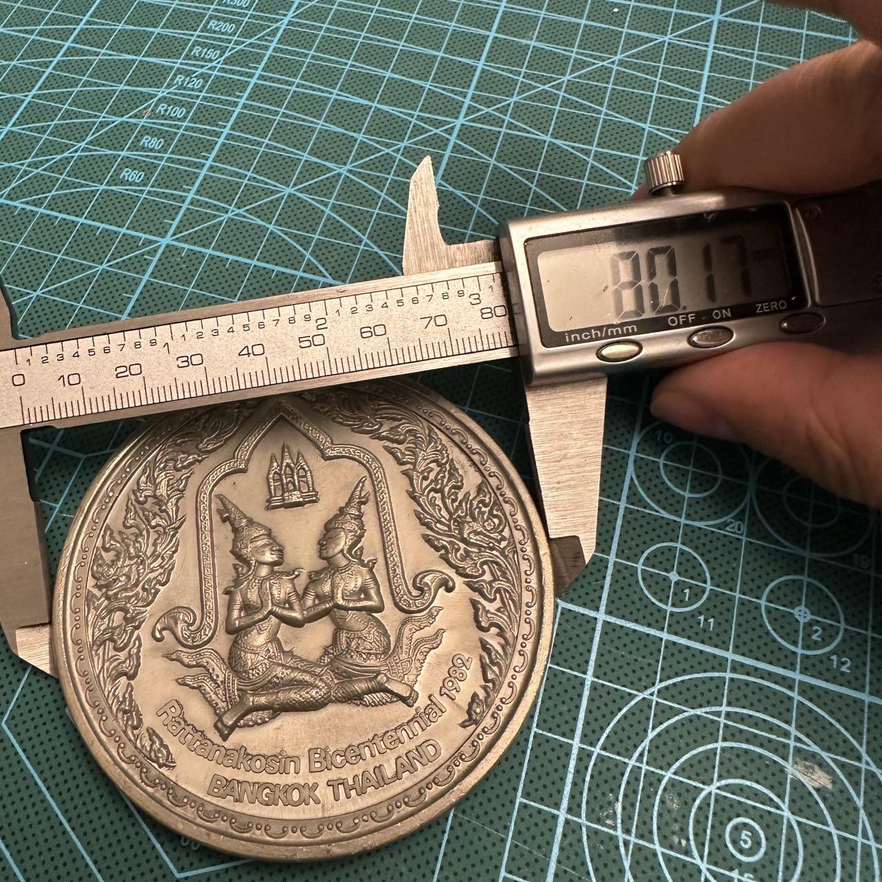 蒂克钱币-第48场日本章牌专场 泰国拉塔那哥欣王朝两百周年 锡纪念章 80mm 151g