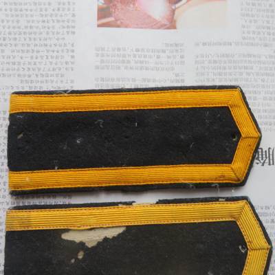 18--后配对55海军学员常服肩章一付（一支扎过孔，两支颜色长度略有差异） 18--后配对55海军学员常服肩章一付（一支扎过孔，两支颜色长度略有差异）