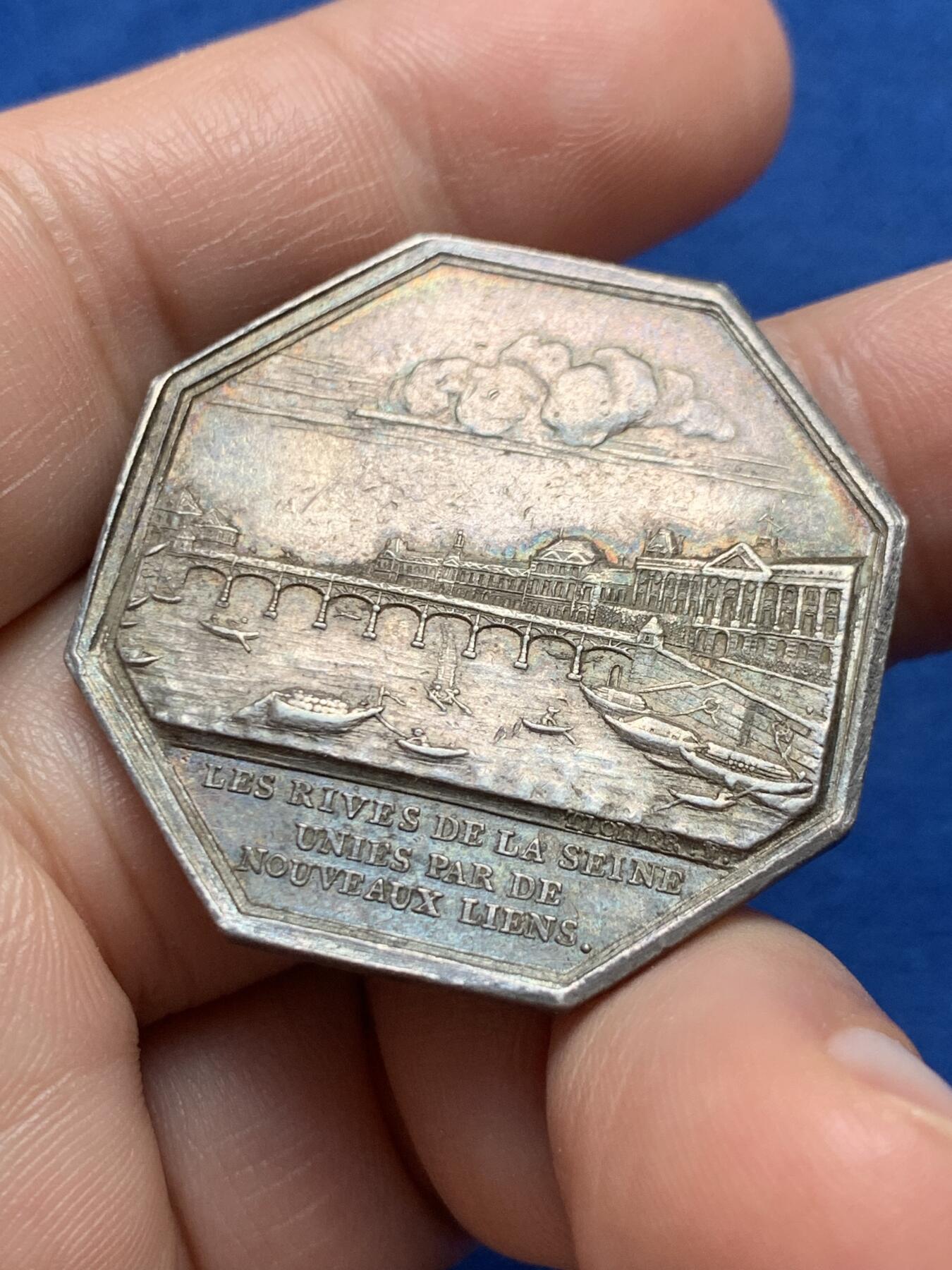 《竞宝斋》第440场 周日，周一，周二 3场连拍 （全场包邮） 法国巴黎塞纳河畔三角洲建设协会八角银章，前铭文:塞纳河两岸通过新纽带相连，35.3MM，20.1克，早期无边铭