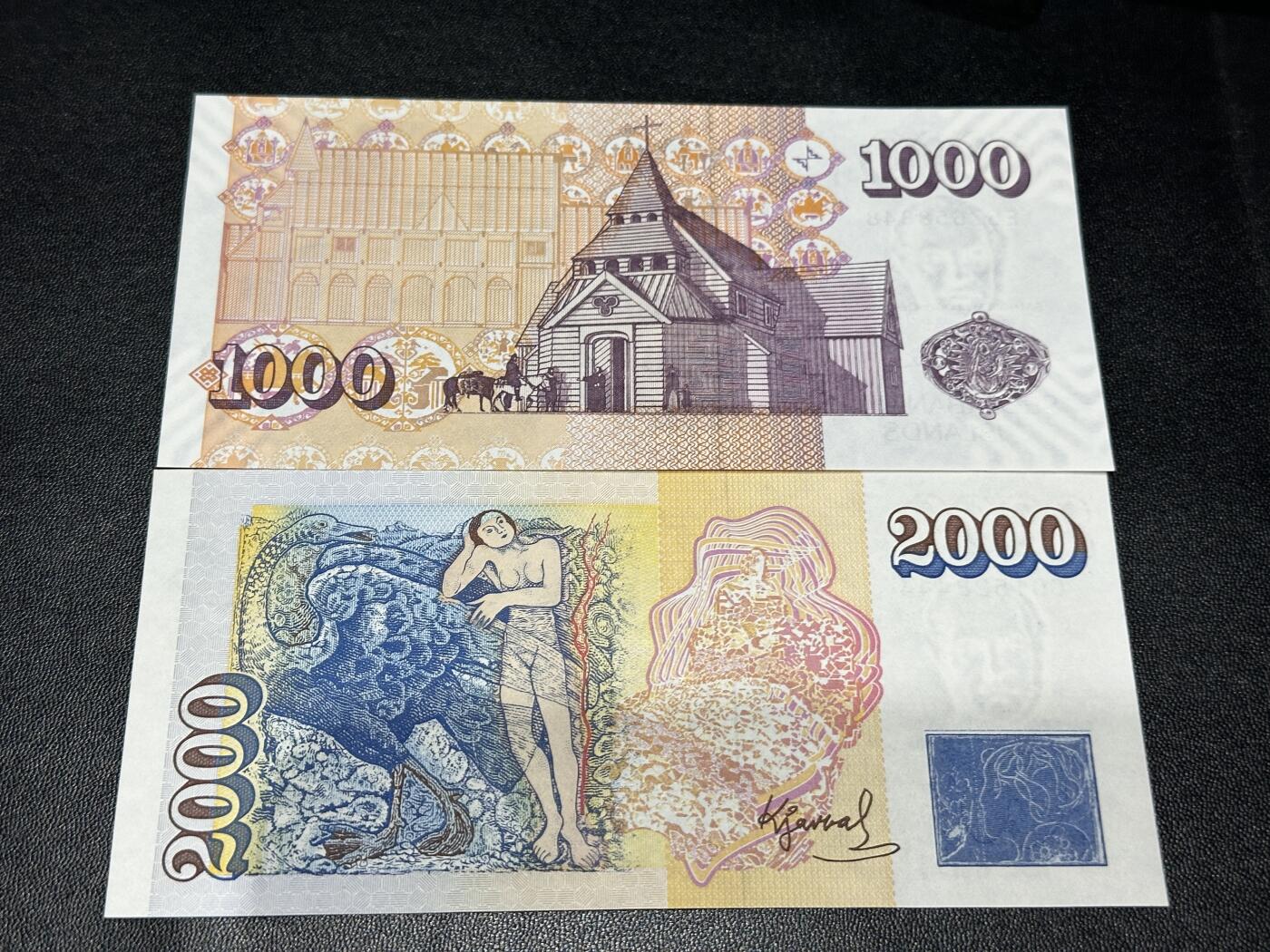 《外钞收藏家》第五百八十六期（品种丰富、精品多）（本平台长期征集拍品、欢迎藏友们联系合作） 2001年冰岛1000克朗全新靓号+1986年2000克朗豹子号444全新但有点瑕疵 两张一起