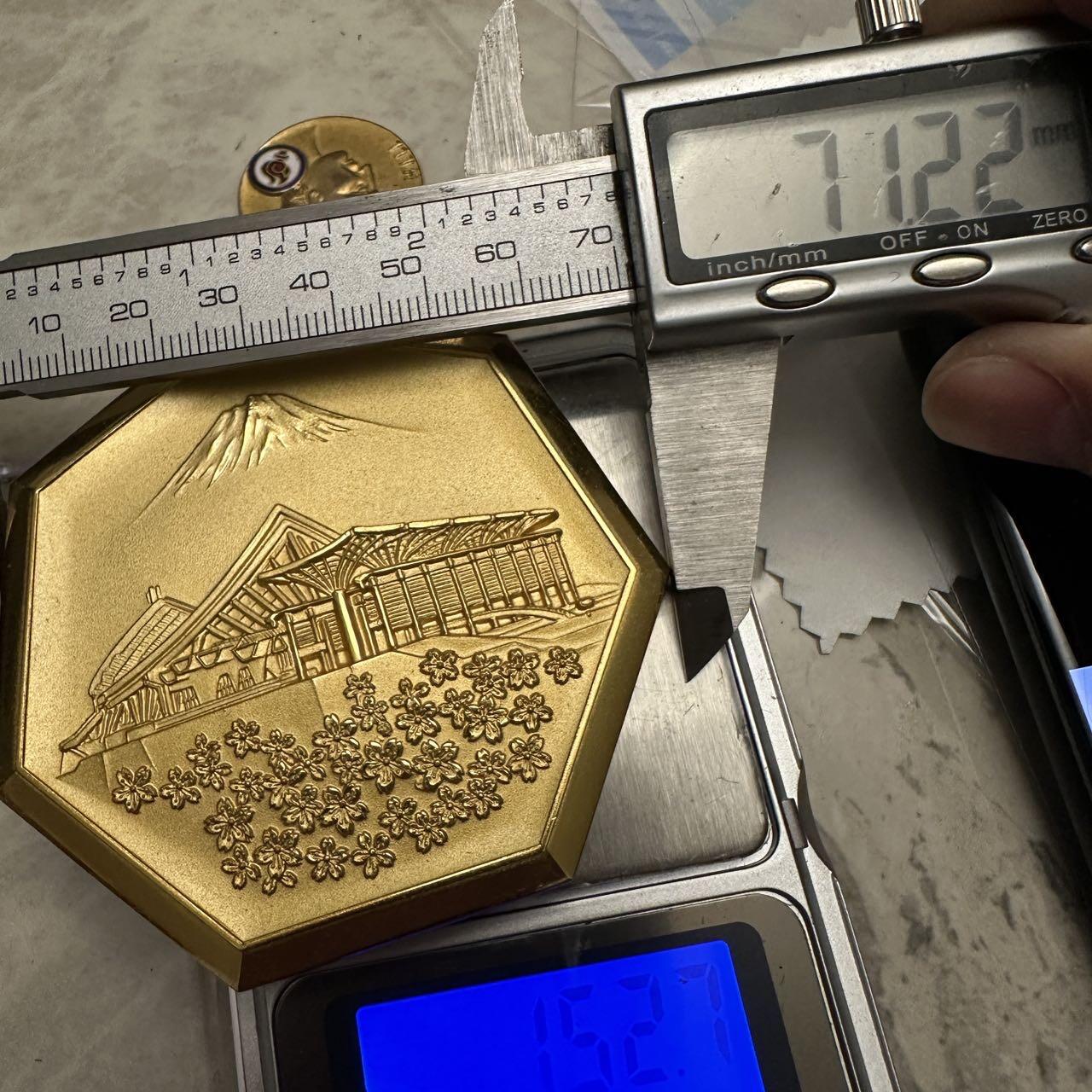 蒂克钱币-第48场日本章牌专场 日本 正本堂落成纪念章 71mm 144g 