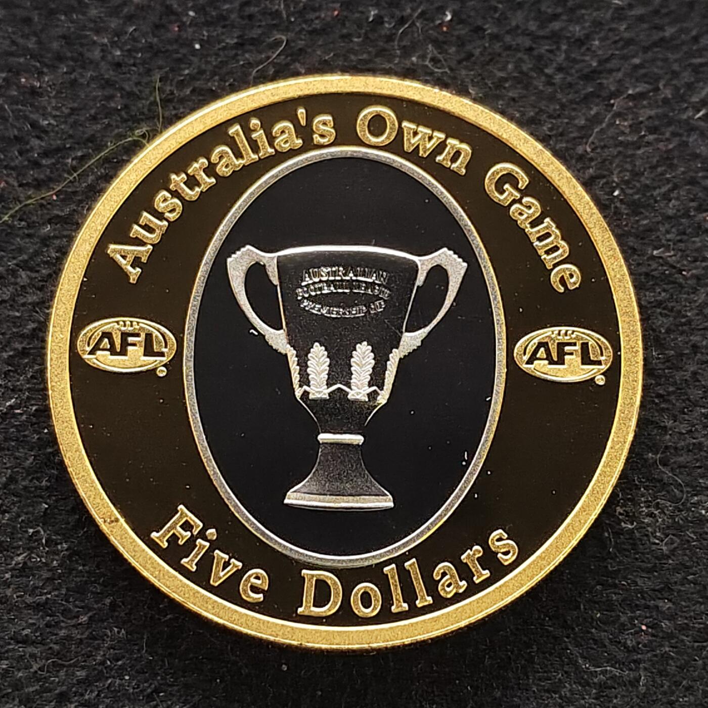 【全场包邮】纯粹捡漏拍479场（免费代拍第16场） 澳大利亚2004年5元澳式足球联盟（AFL）精制999纯金镀金纪念币-橄榄球形原盒带证书