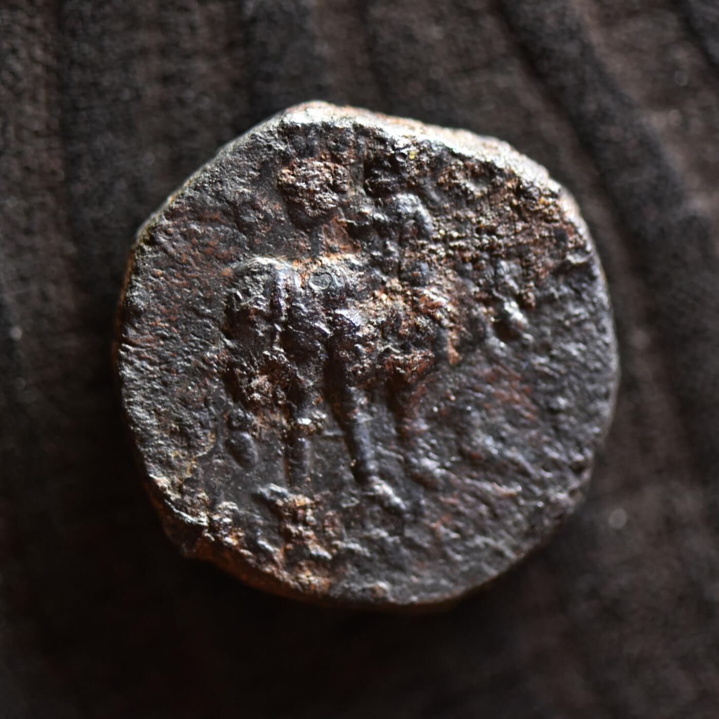 【良泉】第41期【自动场】11月27日晚19.30点开拍！86组，西方古代钱币专场 【铭文清晰】15.16克，公元100-128年【贵霜帝国】第三任国王，威玛·卡迪菲兹（阎膏珍）四德拉克马大铜币