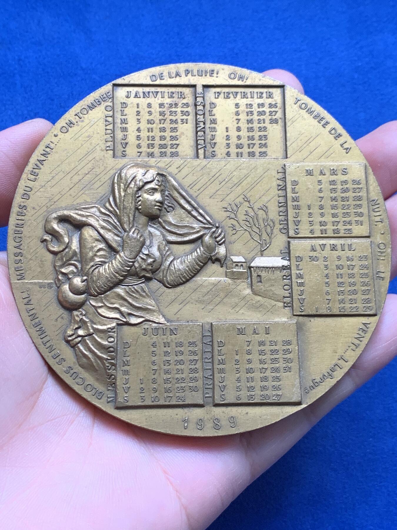 《竞宝斋》第440场 周日，周一，周二 3场连拍 （全场包邮） 法国1989年日历大铜章，神秘而高贵，人物雕工极其细腻精致，日历章中少见的美人。尺寸：直径95mm，厚度8mm，重438克。