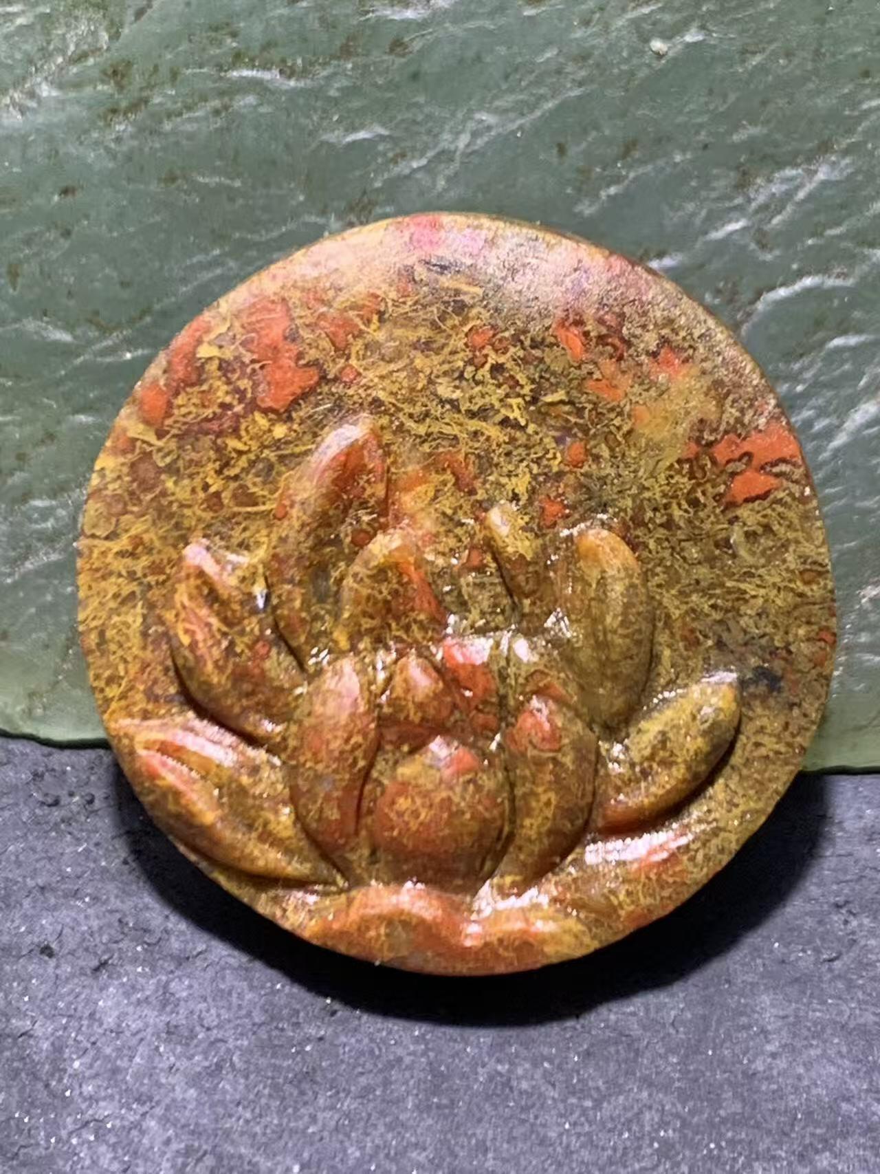 精美亚光草花纹战国红玛瑙手工俏色巧雕荷花板珠一个！