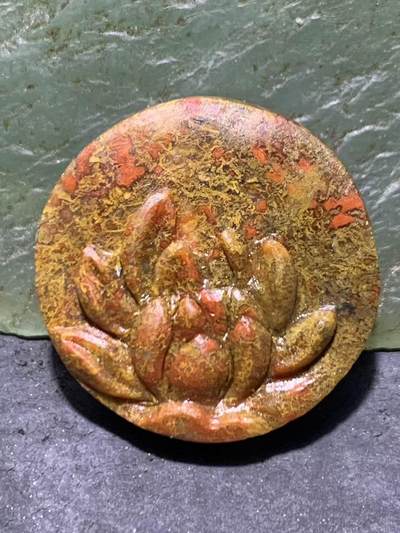 精美亚光草花纹战国红玛瑙手工俏色巧雕荷花板珠一个！ - 精美亚光草花纹战国红玛瑙手工俏色巧雕荷花板珠一个！