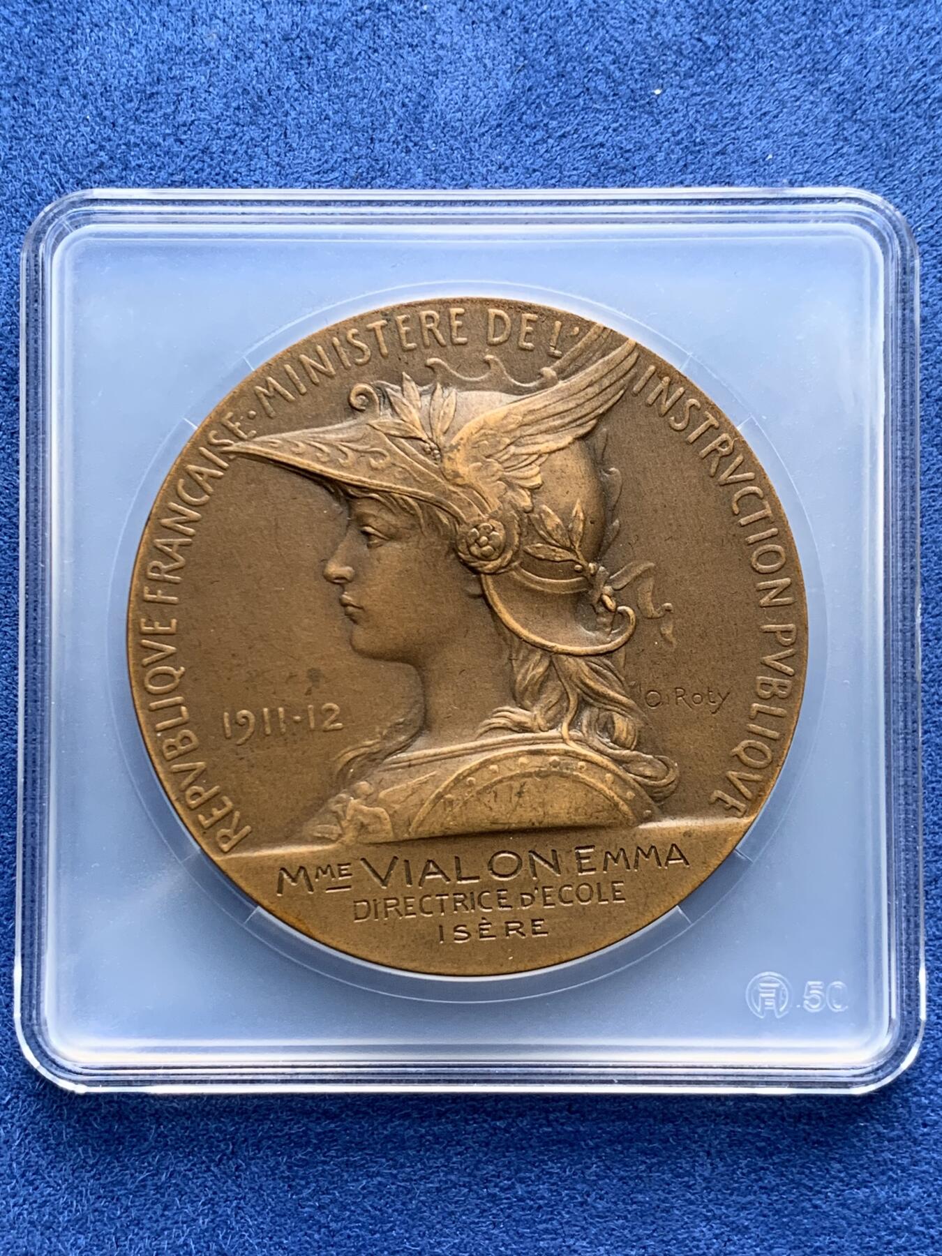 《竞宝斋》第440场 周日，周一，周二 3场连拍 （全场包邮） 法国roty初等教育铜章 50mm，65.8克。状态极佳。配一个平凡人的亚克力盒子。