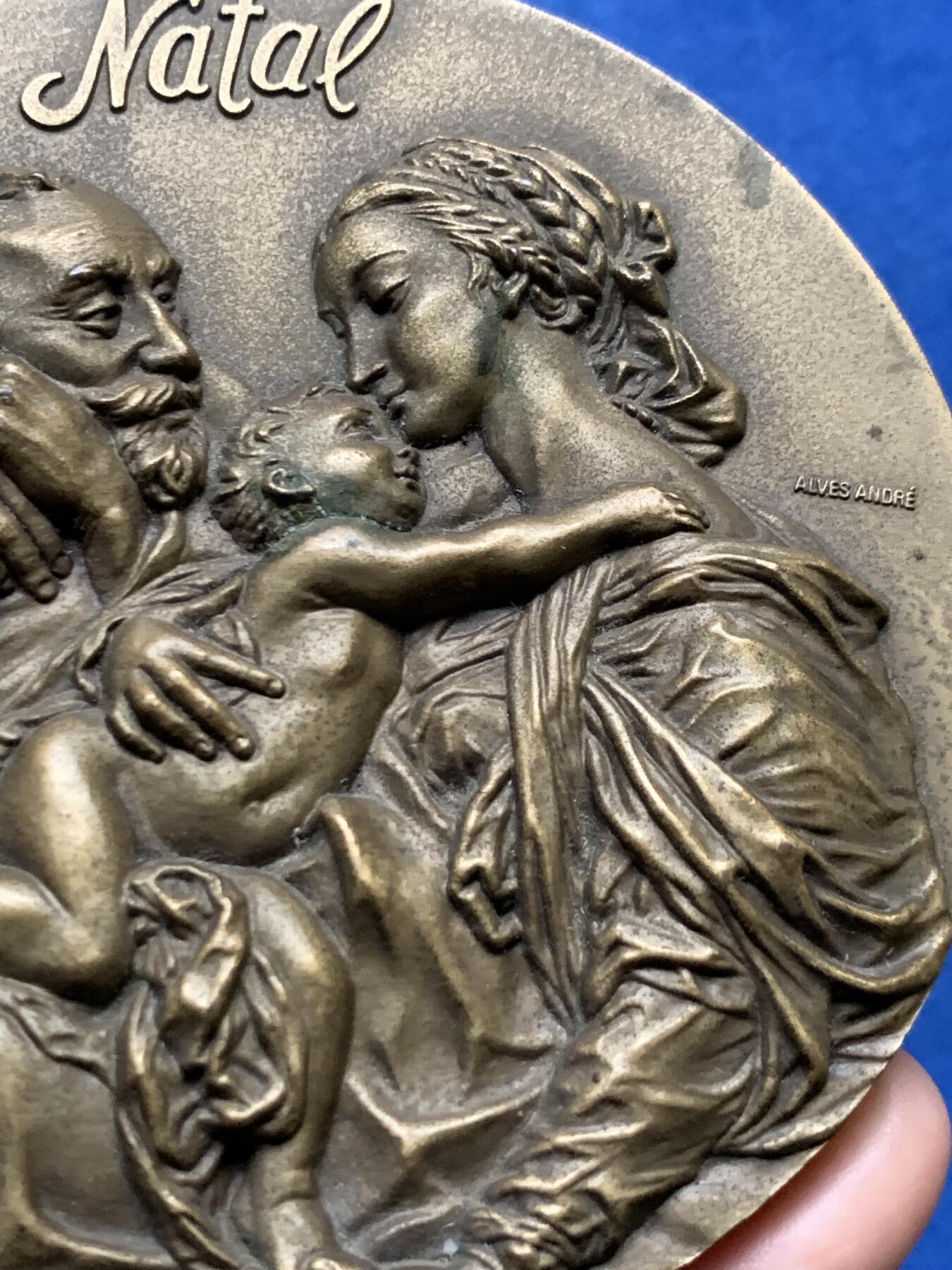 《竞宝斋》第440场 周日，周一，周二 3场连拍 （全场包邮） 法国宗教圣诞颂歌铜奖章，317.9g，90.4mm，无边铭，超高浮雕，带原包装