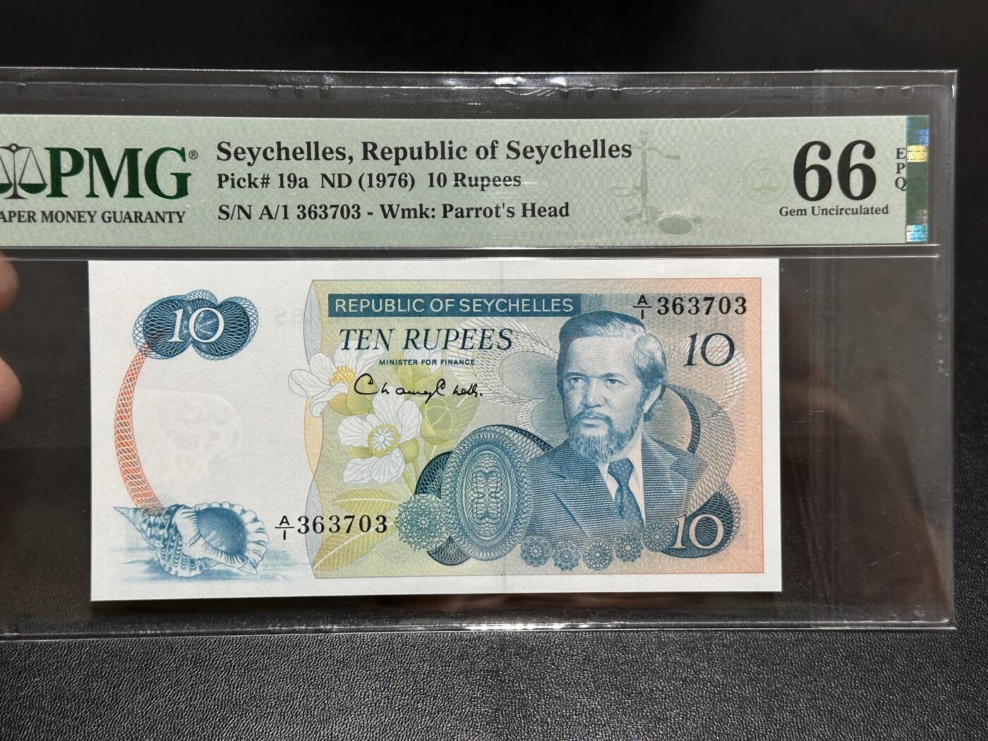 《外钞收藏家》第五百八十六期（品种丰富、精品多）（本平台长期征集拍品、欢迎藏友们联系合作） 1976年塞舌尔10卢比 PMG66 A/1冠 精美风景票面