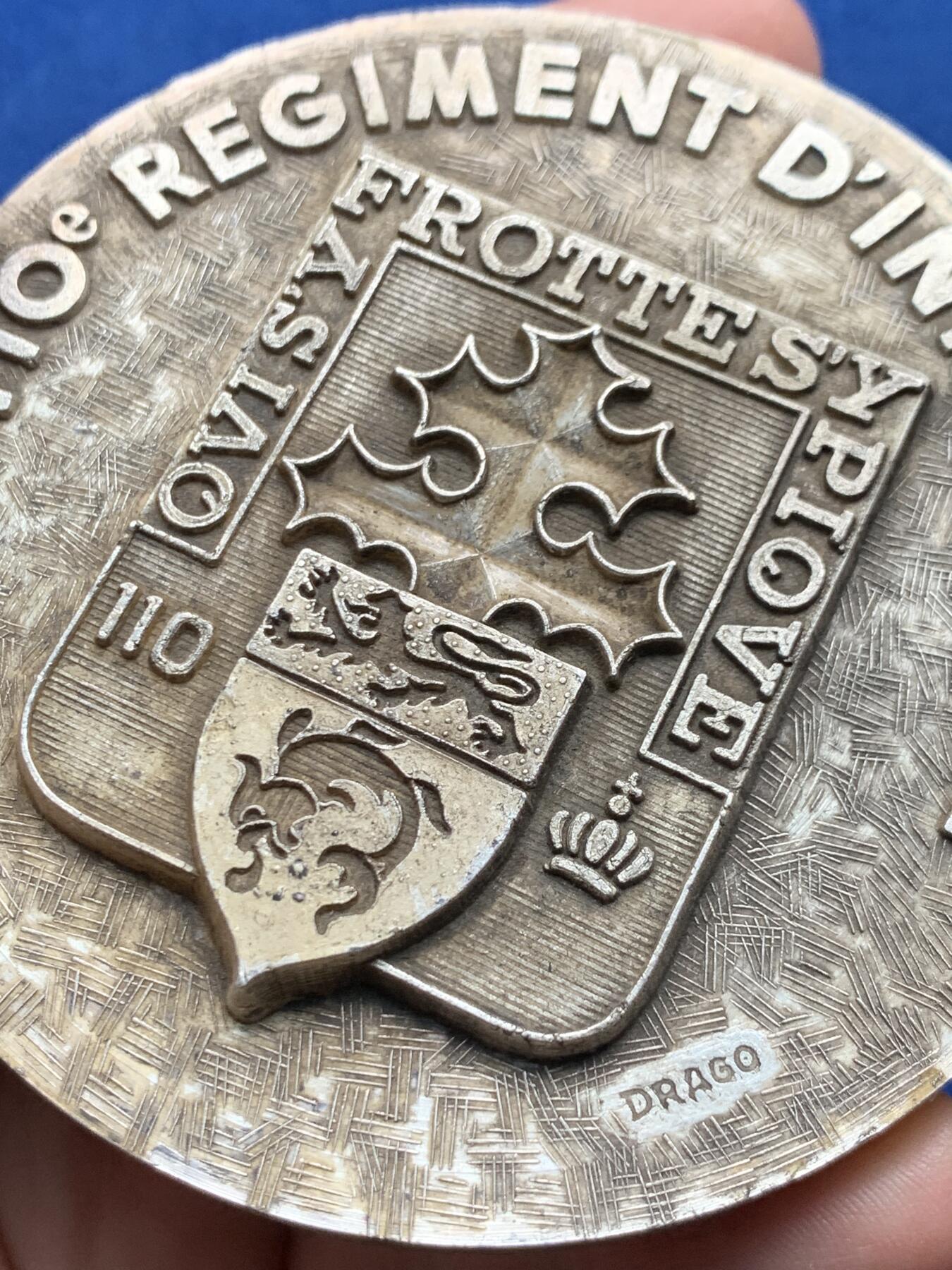 《竞宝斋》第440场 周日，周一，周二 3场连拍 （全场包邮） 法国第110步兵团镀银大铜章 直径79.5mm 重量182g 背面为110步兵团成立以来参加的重大战役