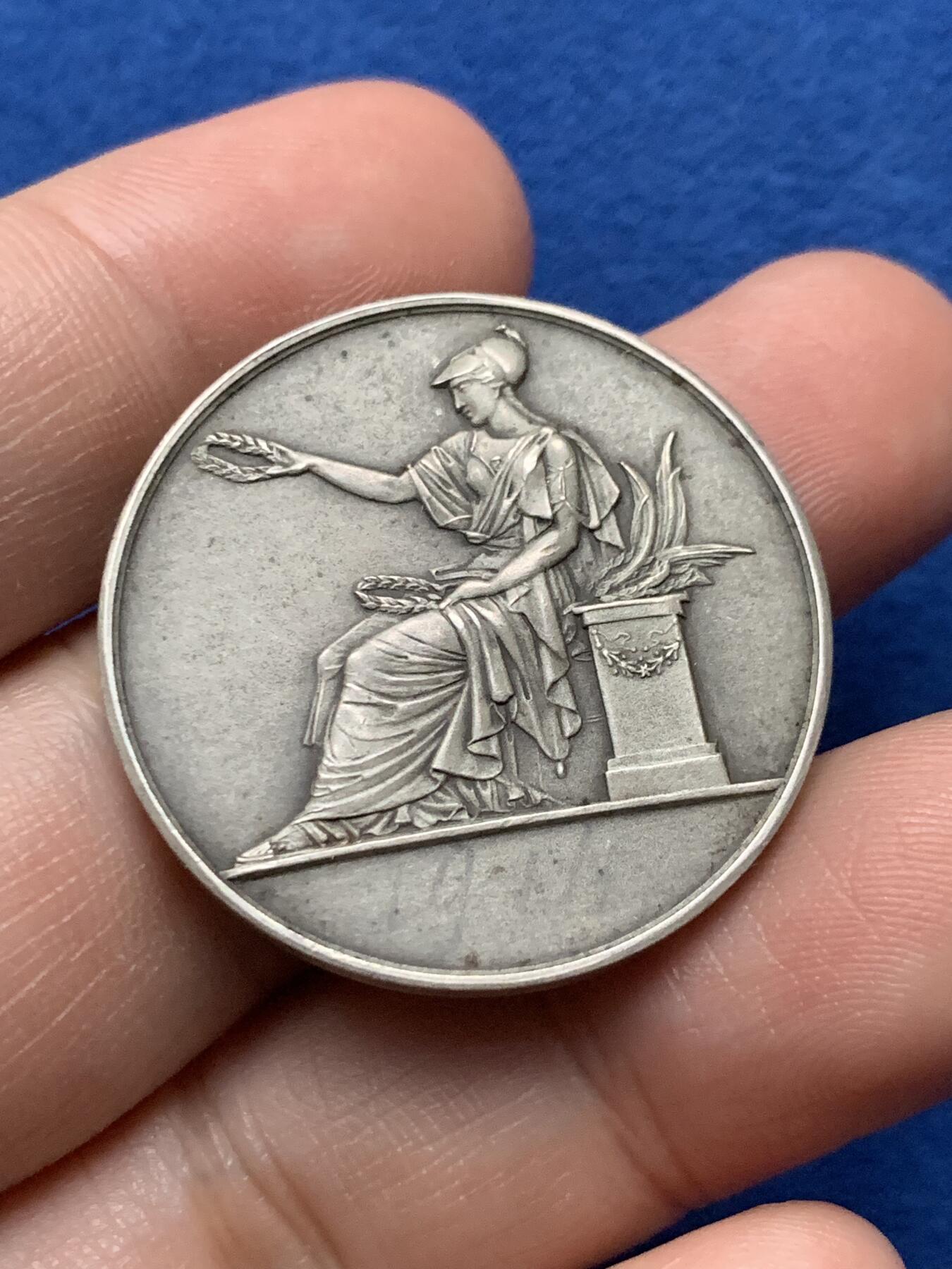 《竞宝斋》第440场 周日，周一，周二 3场连拍 （全场包邮） 法国 雅典娜递花环坐像银章 32.2mm 16.35g