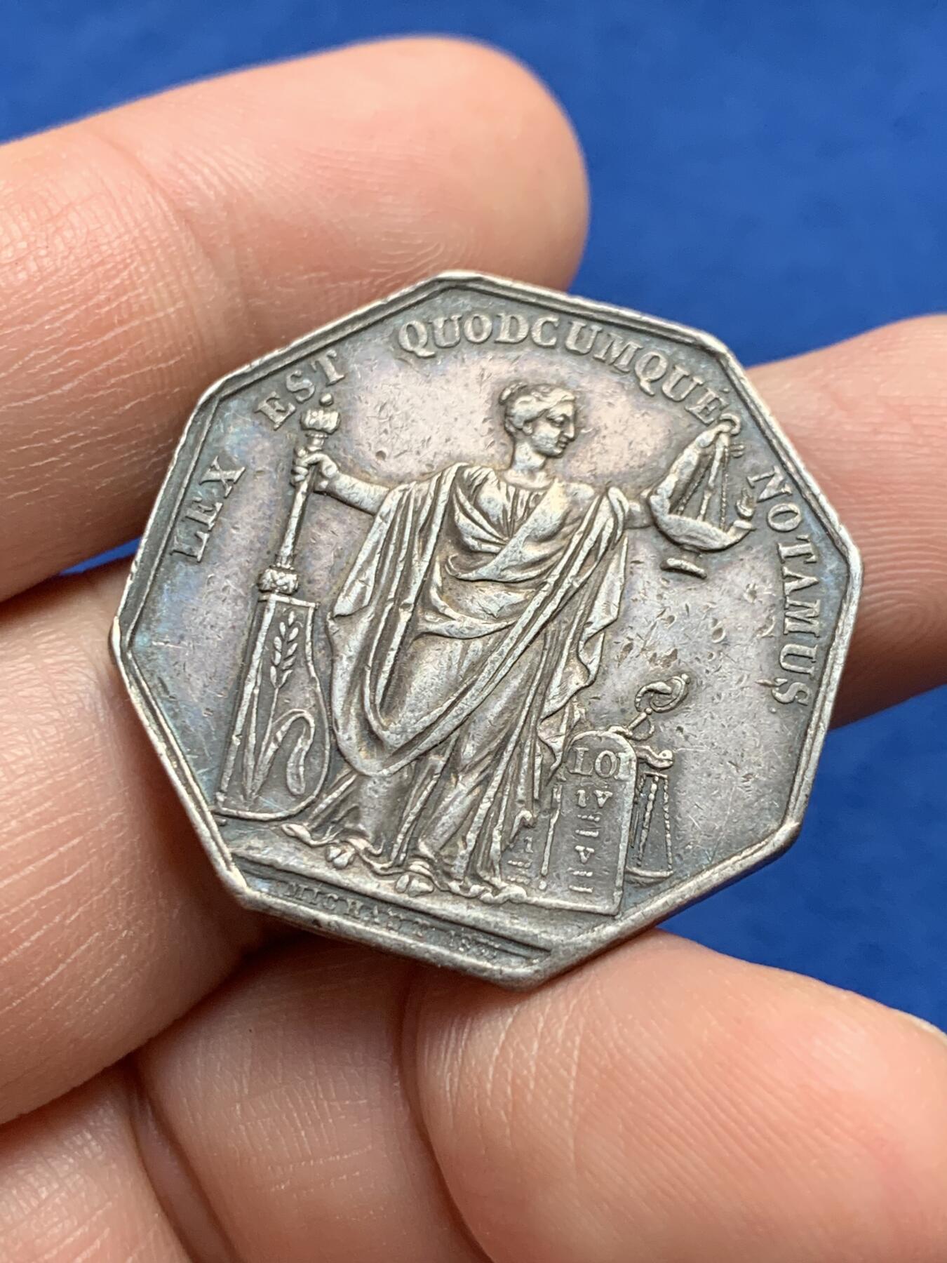 《竞宝斋》第440场 周日，周一，周二 3场连拍 （全场包邮） 法国马赛名人协会八角银质代币 13.58克 30.8mm 神灯银标 1890边铭