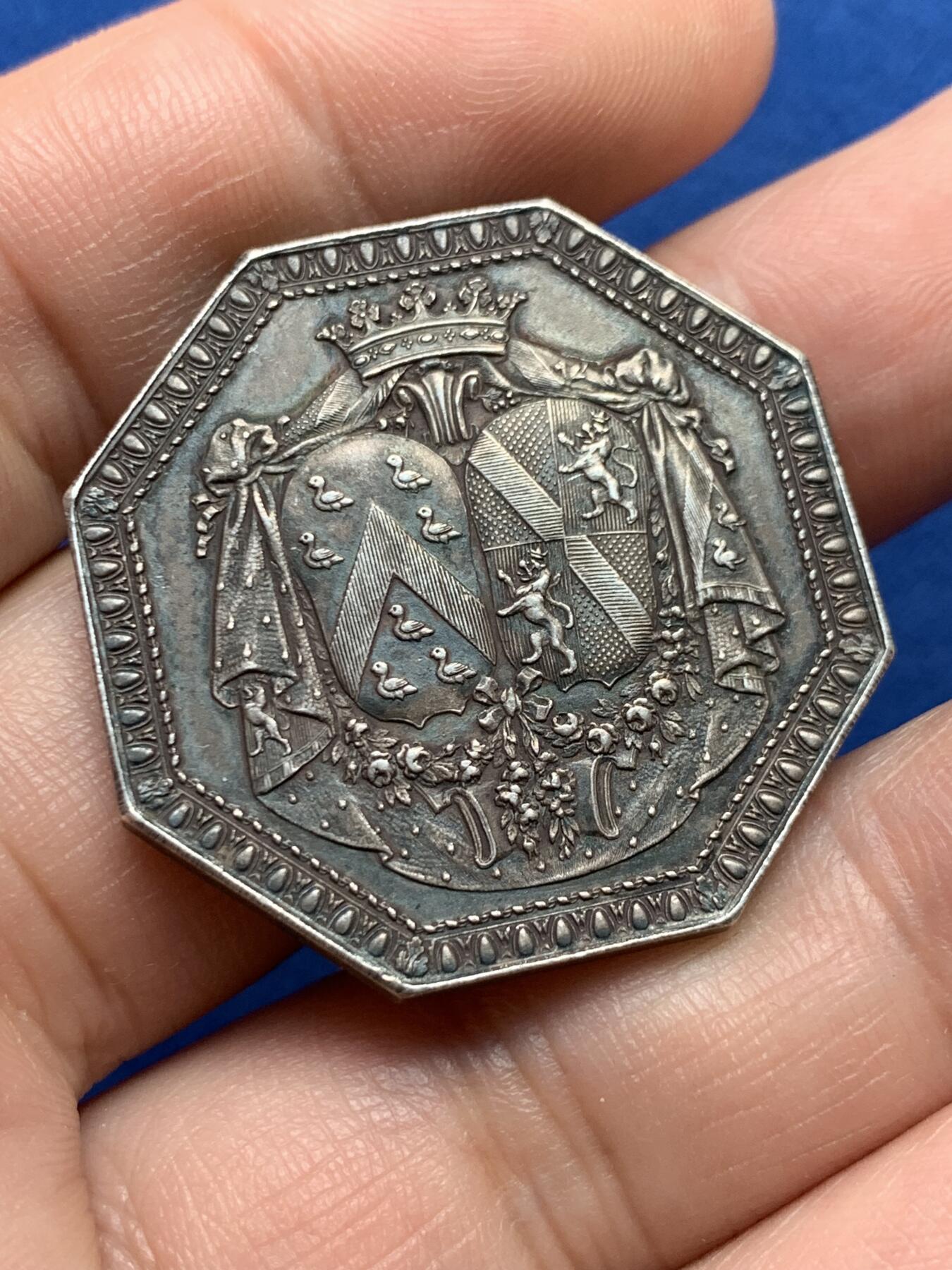 《竞宝斋》第440场 周日，周一，周二 3场连拍 （全场包邮） 法国婚姻八角银质代币，“三个小天使”，16.73g，33.7mm，丰饶角边铭