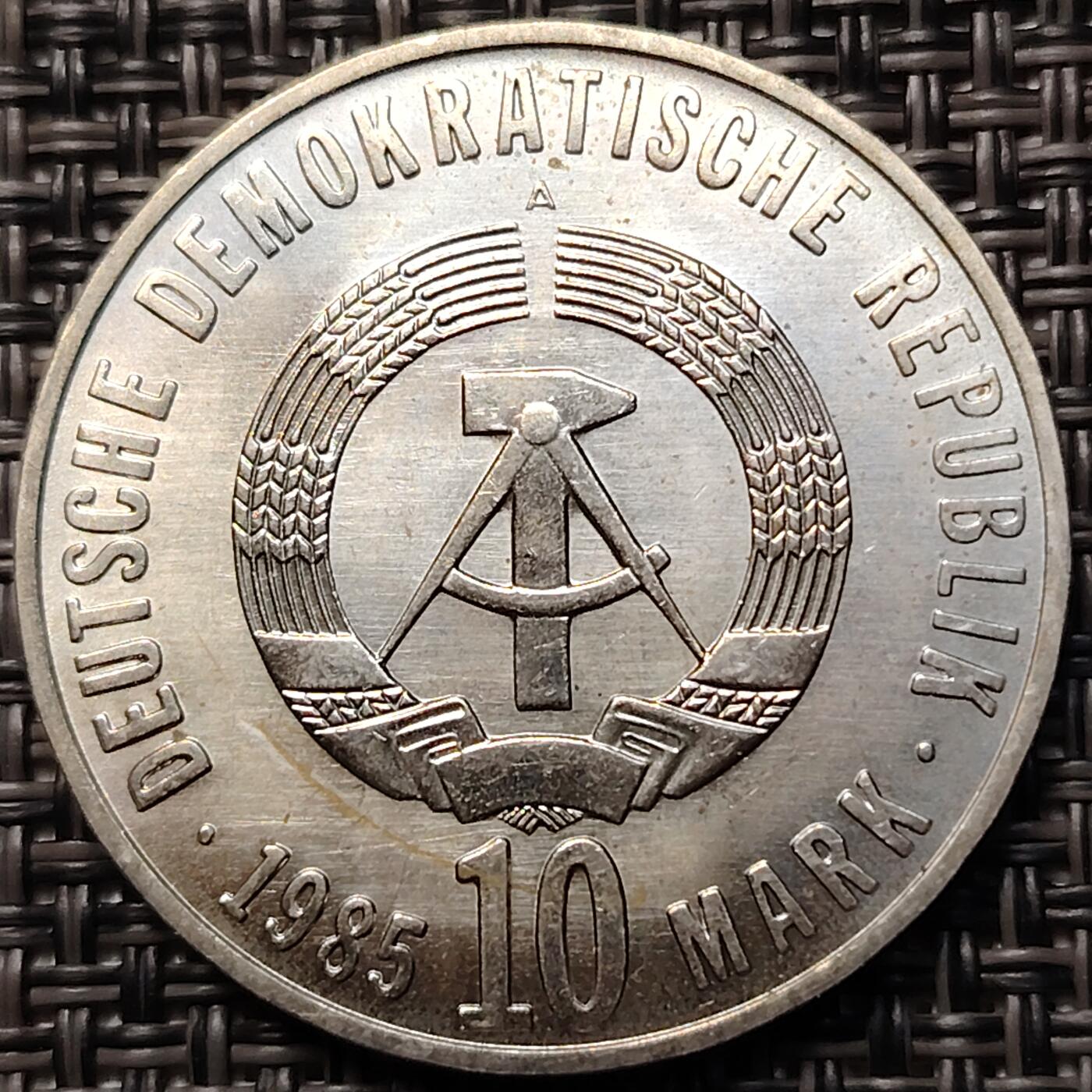 布加迪🐬～世界钱币(上海)🌾第 261 期 /  各国套币和散币 民主德国 东德1985年10马克 二战胜利40周年纪念币 铜镍币31mm