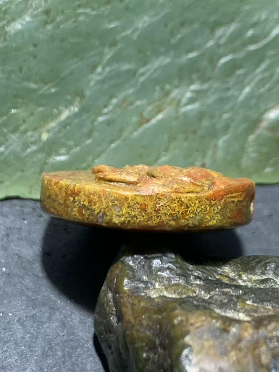 精美亚光草花纹战国红玛瑙手工俏色巧雕荷花板珠一个！