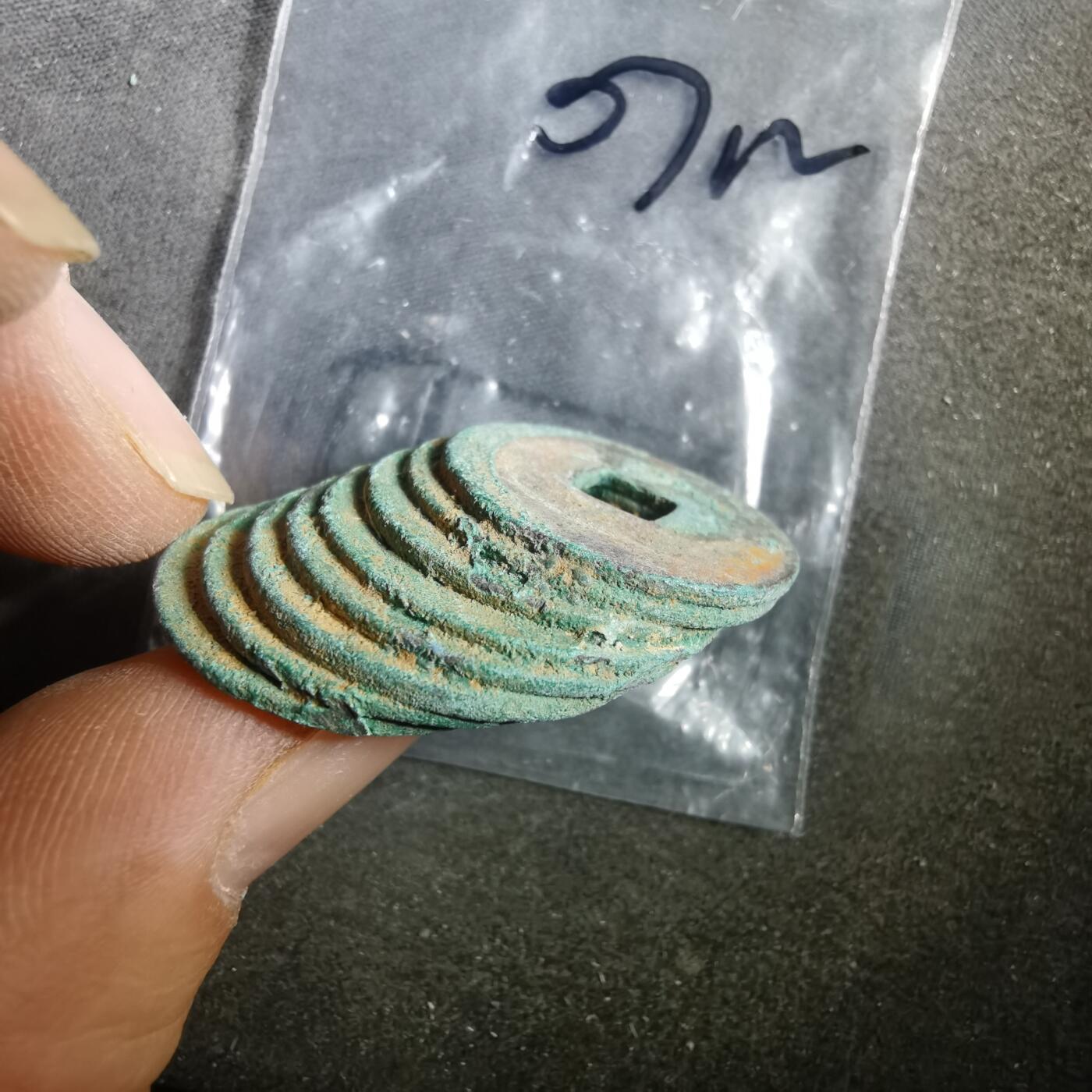 沼泽如烟--第907场 铜钱一组如图粘一起了  八枚