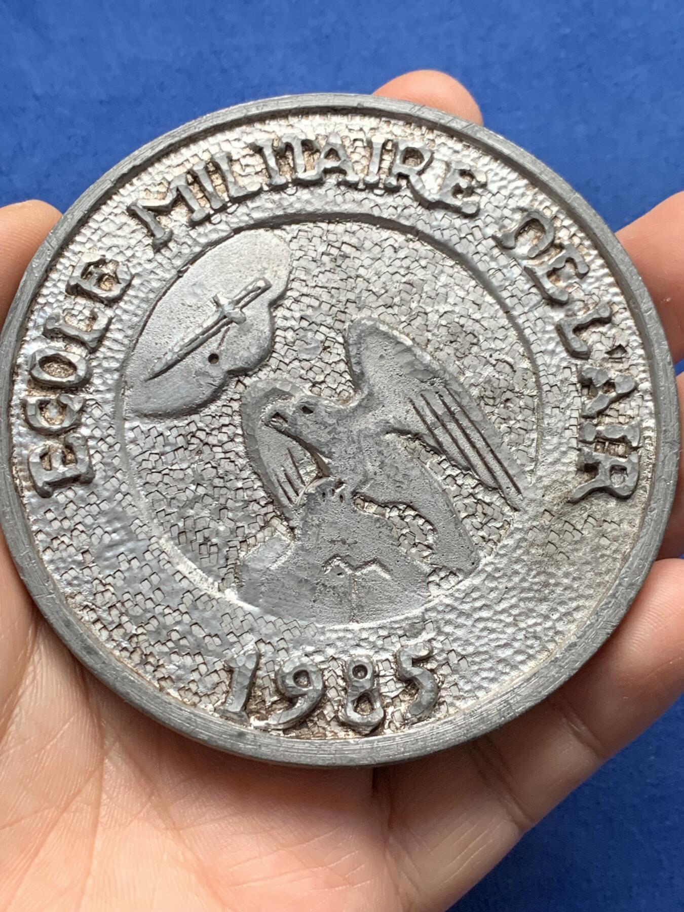 《竞宝斋》第440场 周日，周一，周二 3场连拍 （全场包邮） 法国空军军事学校白色金属纪念章 直径84mm 重量298.7g