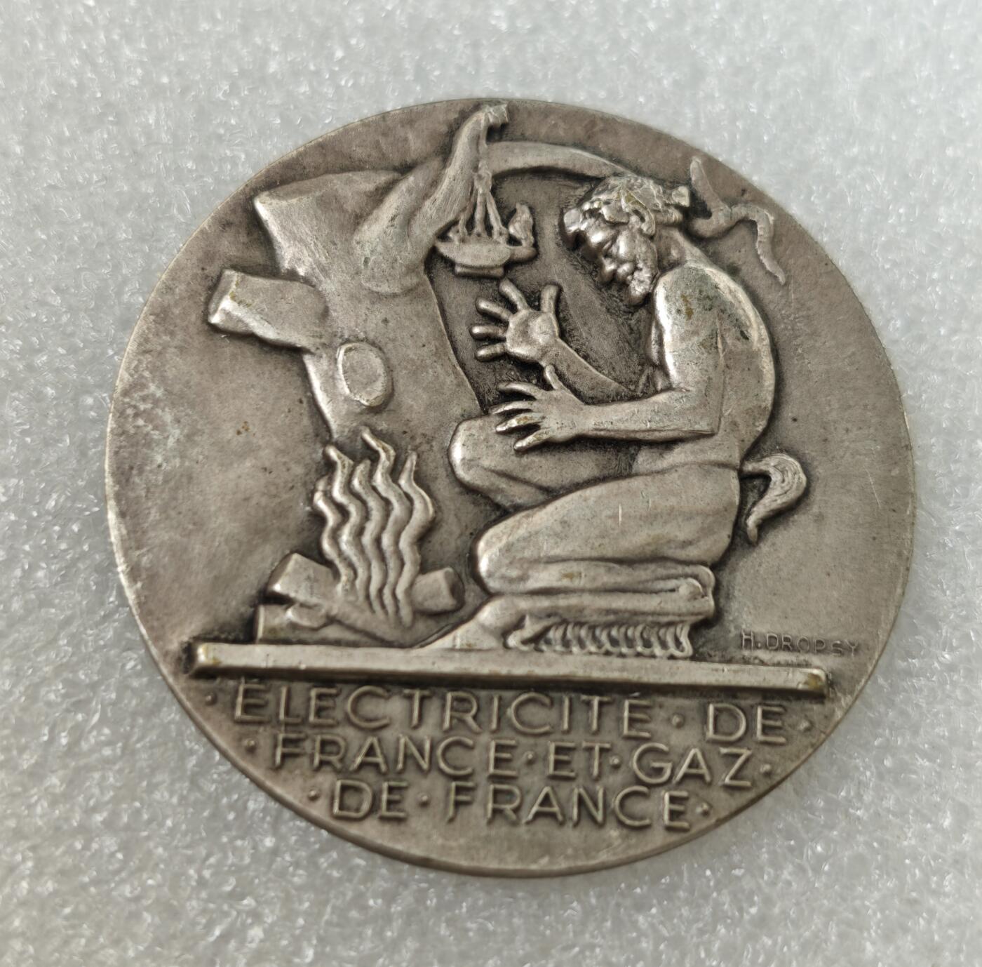 瓶子🏺第217期拍卖会  20世纪早期法国电力公司荣誉员工镀银纪念铜章  正面是潘神起火  背面事法国电力网图案