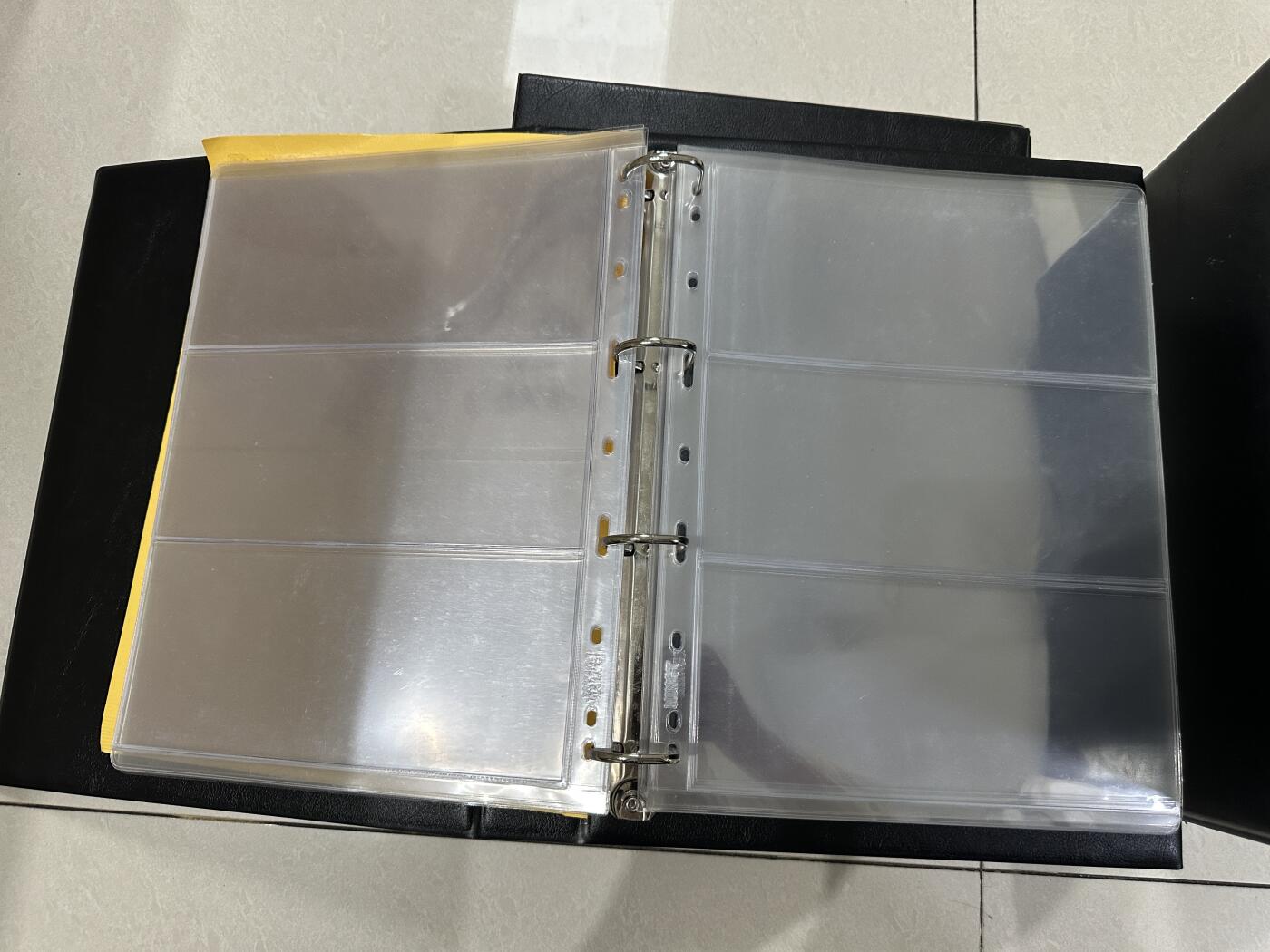 《外钞收藏家》第五百八十六期（品种丰富、精品多）（本平台长期征集拍品、欢迎藏友们联系合作） 2个版本2本裸币3隔页册子 接近全新 如图