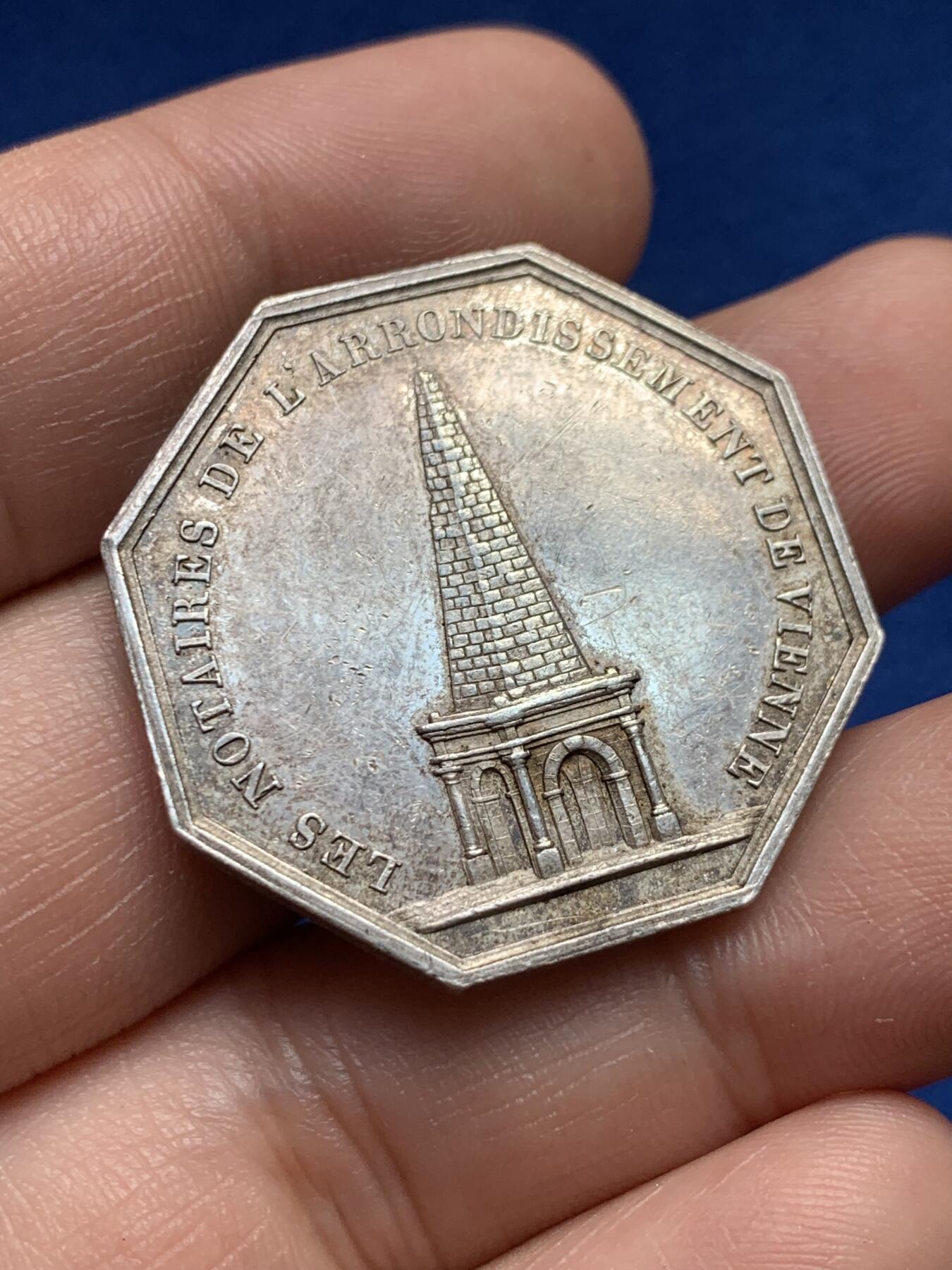 《竞宝斋》第440场 周日，周一，周二 3场连拍 （全场包邮） 法国维埃纳省公证人协会八角银质代币，16.27g，32.5mm，油灯边铭