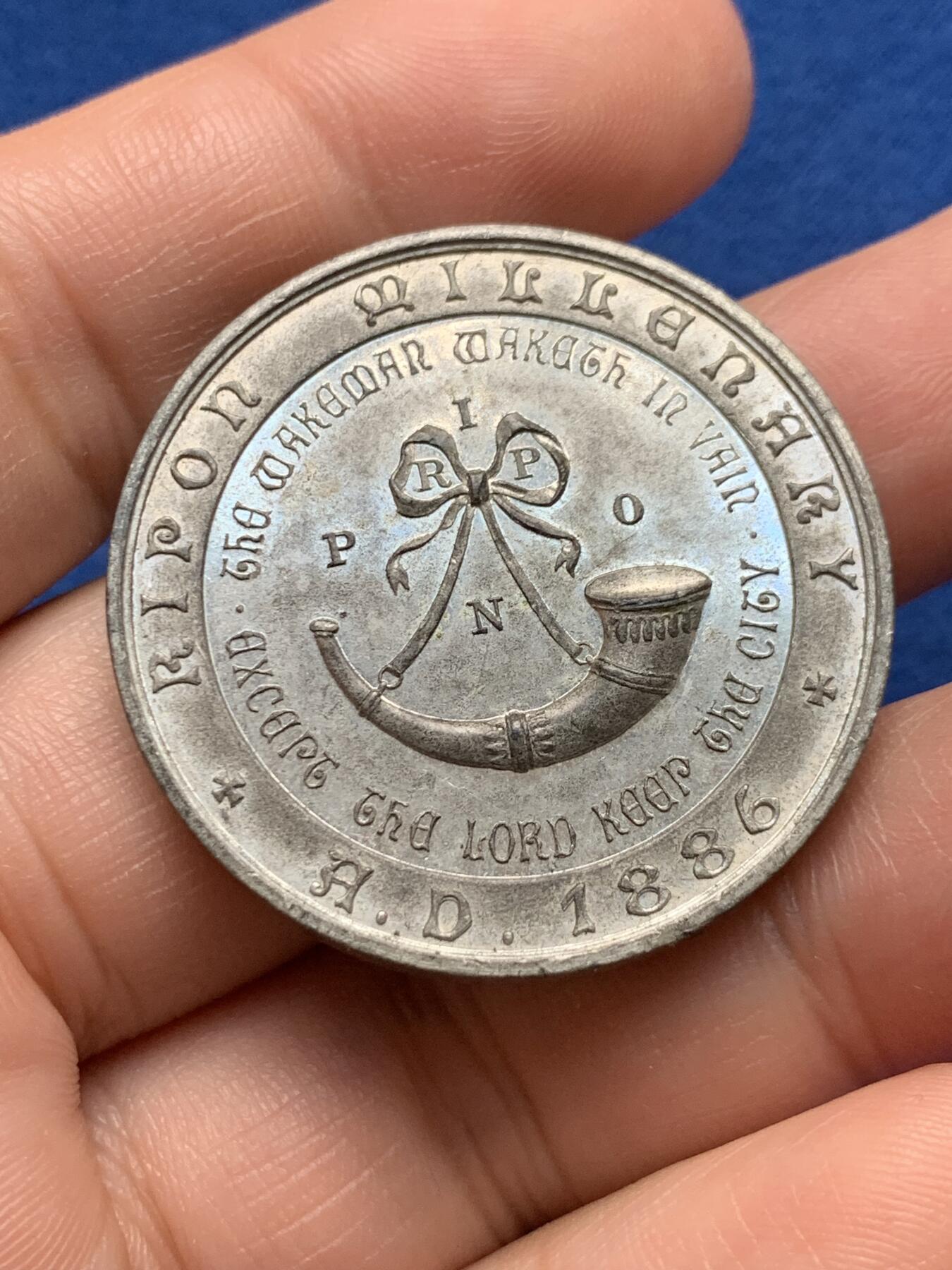 《竞宝斋》第440场 周日，周一，周二 3场连拍 （全场包邮） 英国里彭千年纪念铜章和白色金属章2枚，分别重27.52g，18.75g，尺寸36.2mm