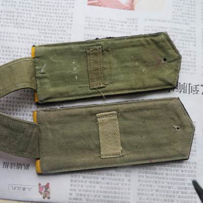 18--后配对55海军学员常服肩章一付（一支扎过孔，两支颜色长度略有差异） 18--后配对55海军学员常服肩章一付（一支扎过孔，两支颜色长度略有差异）