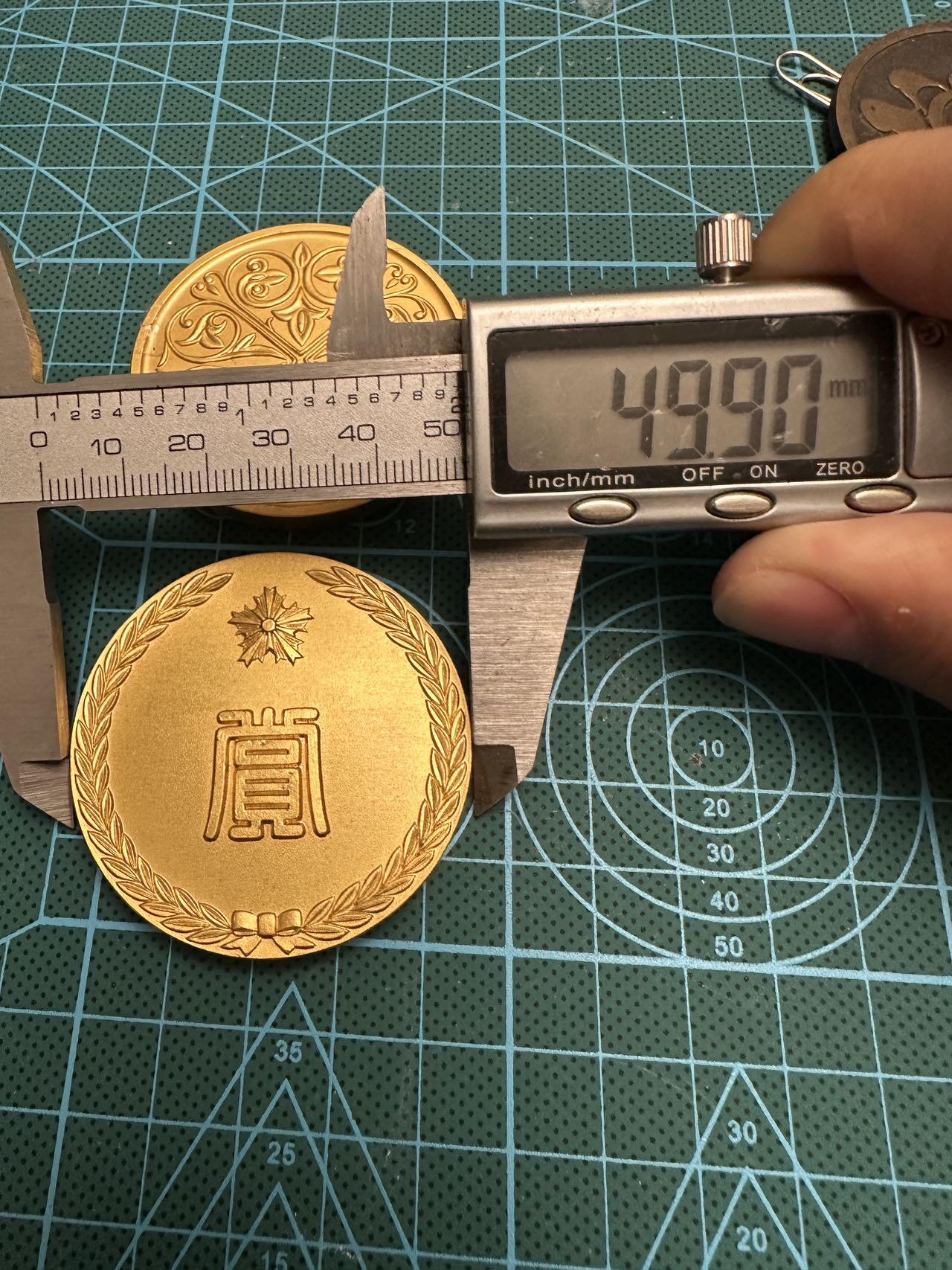 蒂克钱币-第48场日本章牌专场 日本 伊势崎警察署长 镀金章 50mm 148g