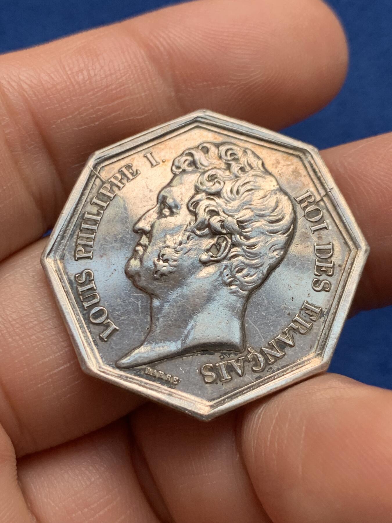 《竞宝斋》第440场 周日，周一，周二 3场连拍 （全场包邮） 法国八角银章，路易菲利普头像巴约讷商会，12.3g，30.6mm，手指边铭