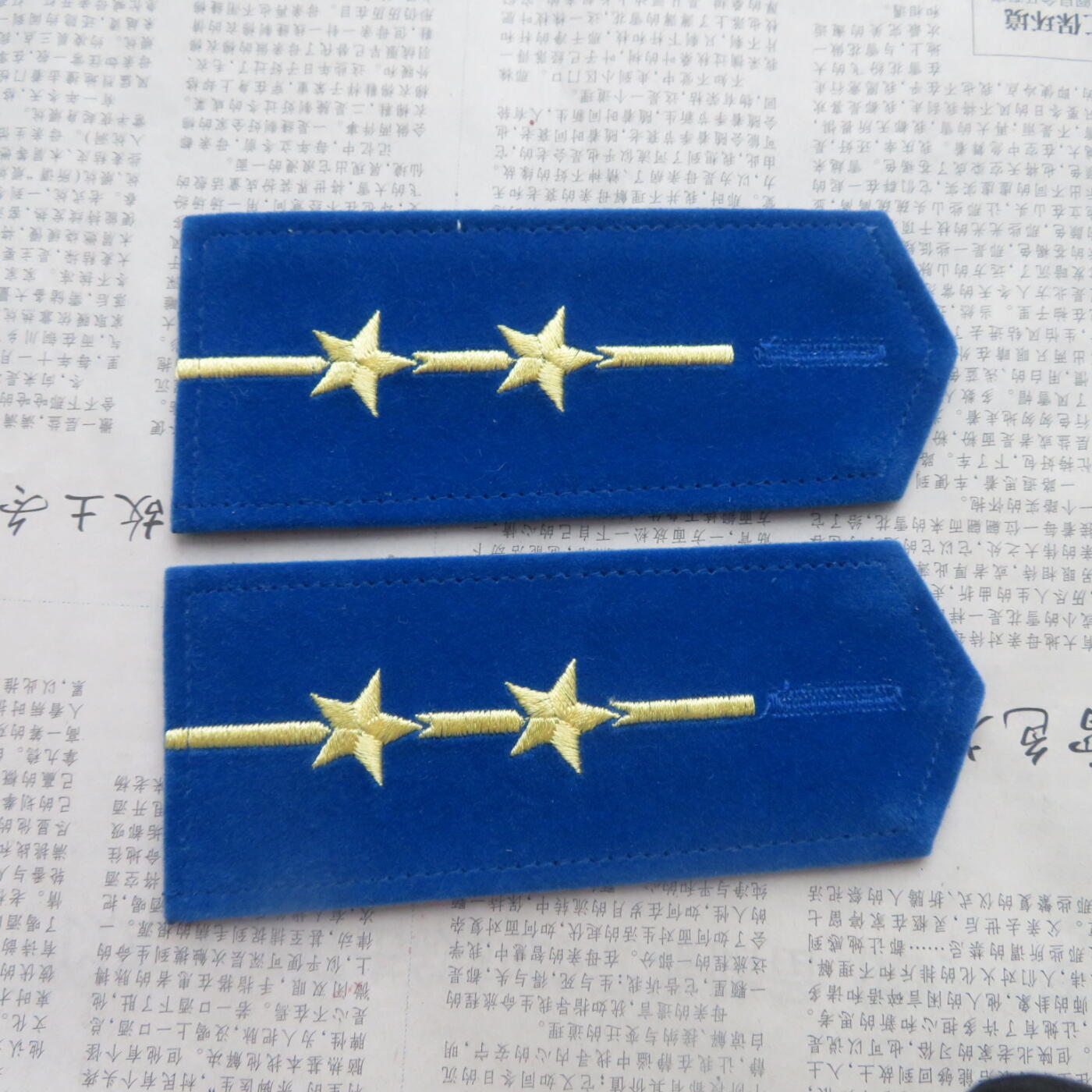 56--全新87空中尉、上尉4号软肩章各一付