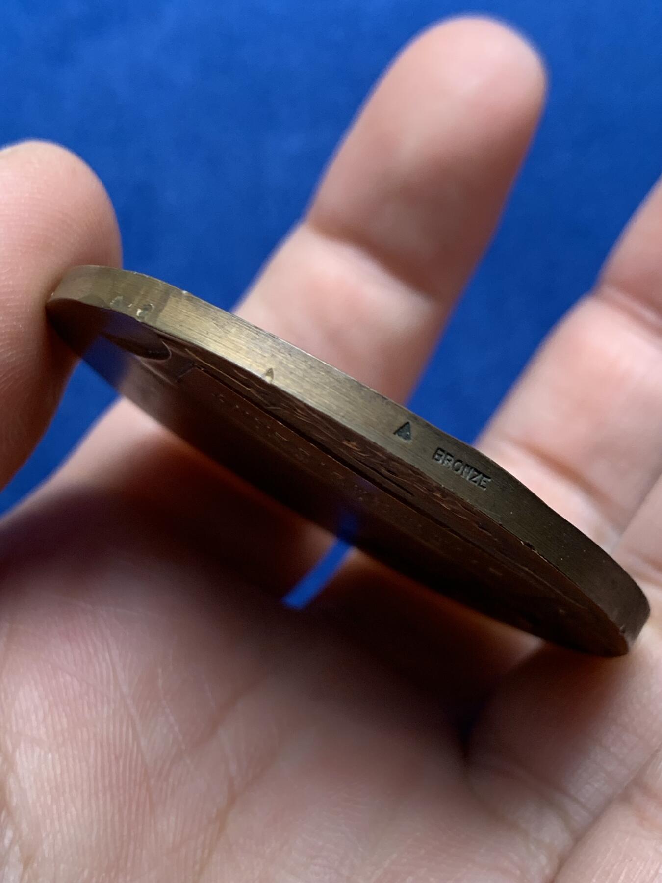 《竞宝斋》第440场 周日，周一，周二 3场连拍 （全场包邮） 法国由“毫不妥协”提供的铜章，50.12g，49.5mm，三角形+铜标