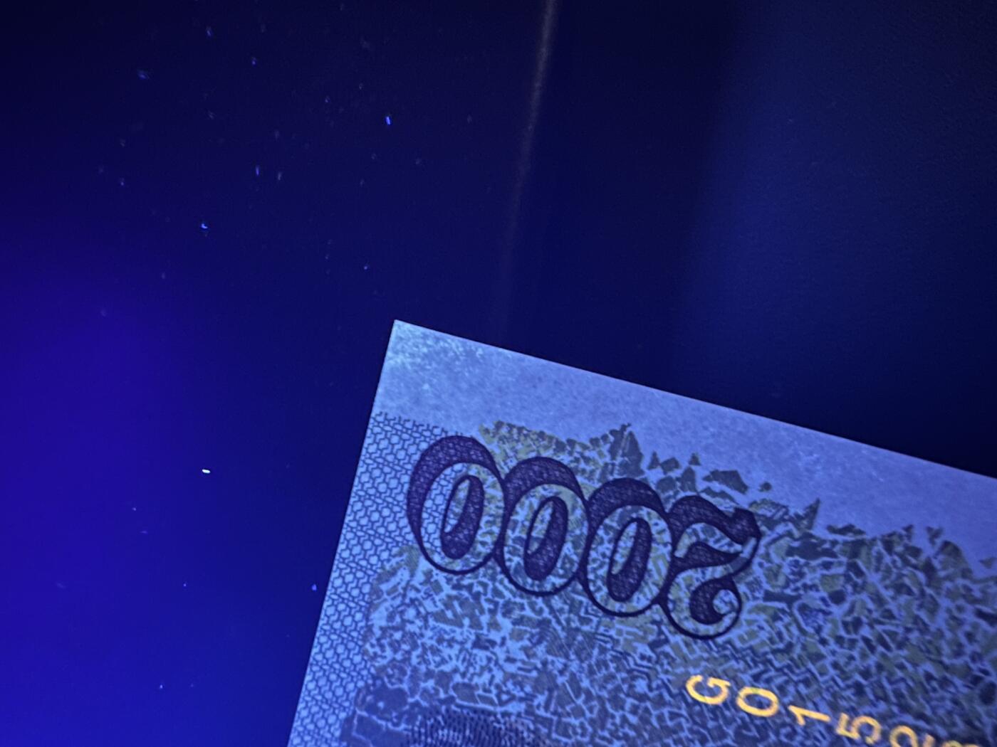 《外钞收藏家》第五百八十六期（品种丰富、精品多）（本平台长期征集拍品、欢迎藏友们联系合作） 2001年冰岛1000克朗全新靓号+1986年2000克朗豹子号444全新但有点瑕疵 两张一起