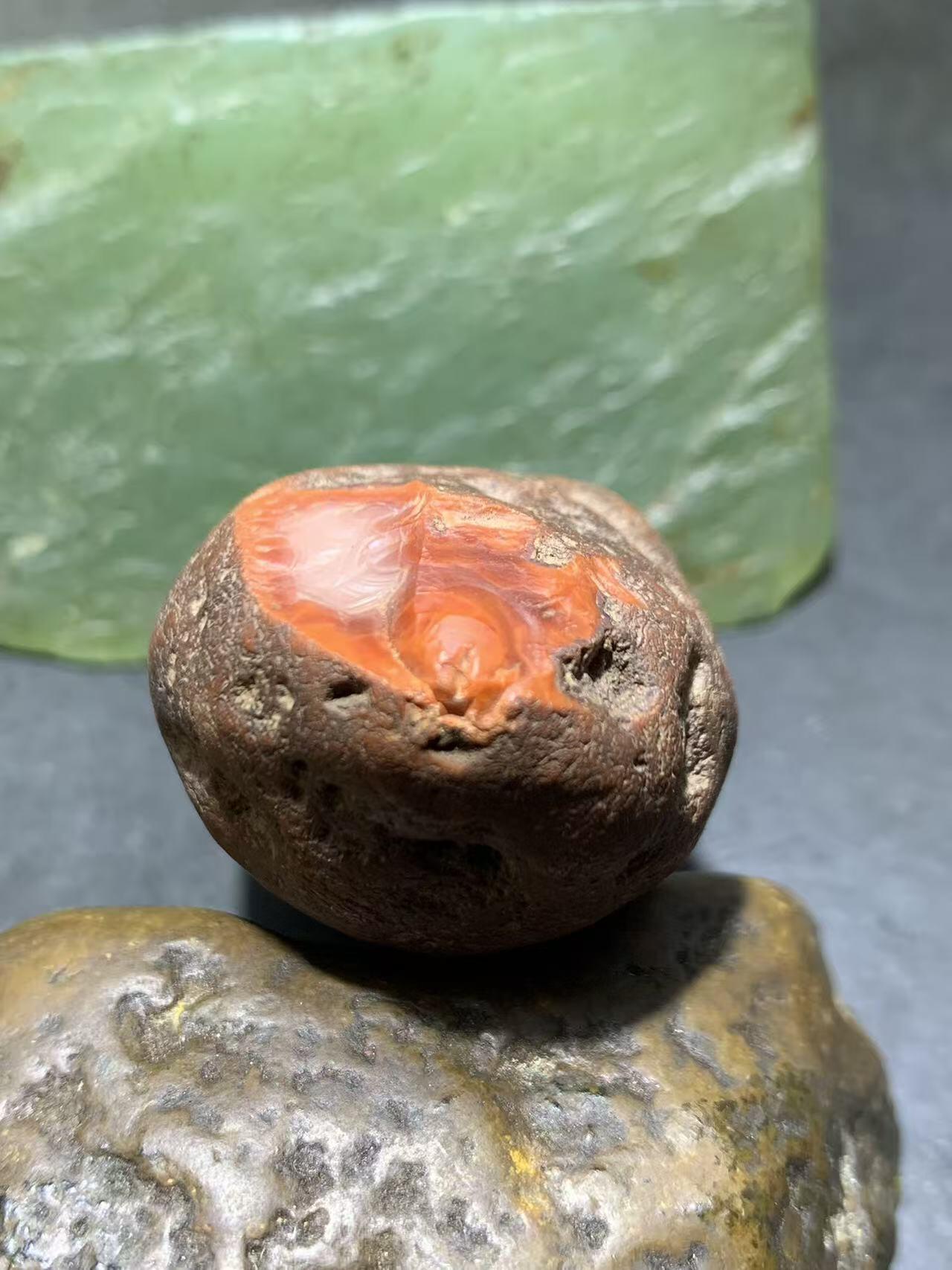 精美冰飘红皮开窗料红白南红玛瑙原石一颗，